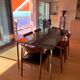 Suite de 6 chaises scandinaves en teck et skai noir