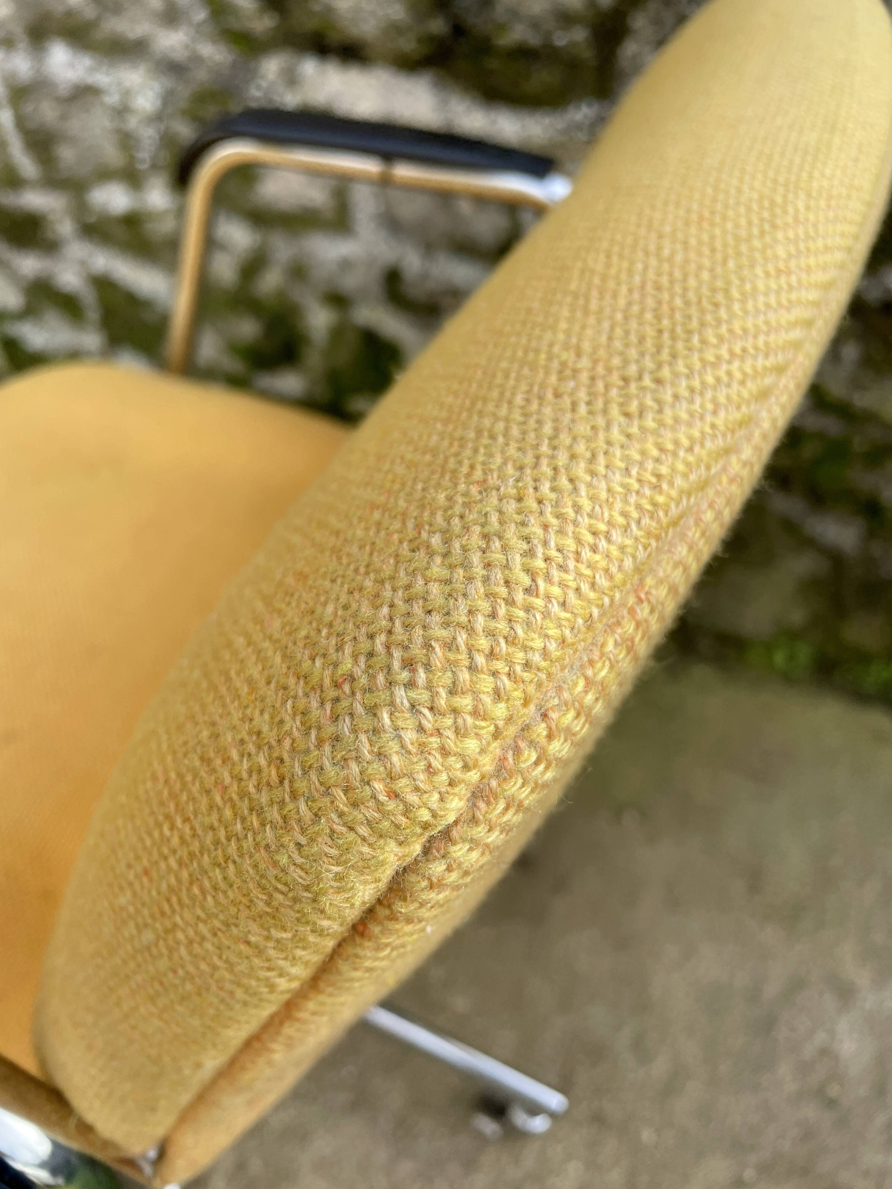 Fauteuil à roulettes Strafor en tweed jaune 1970