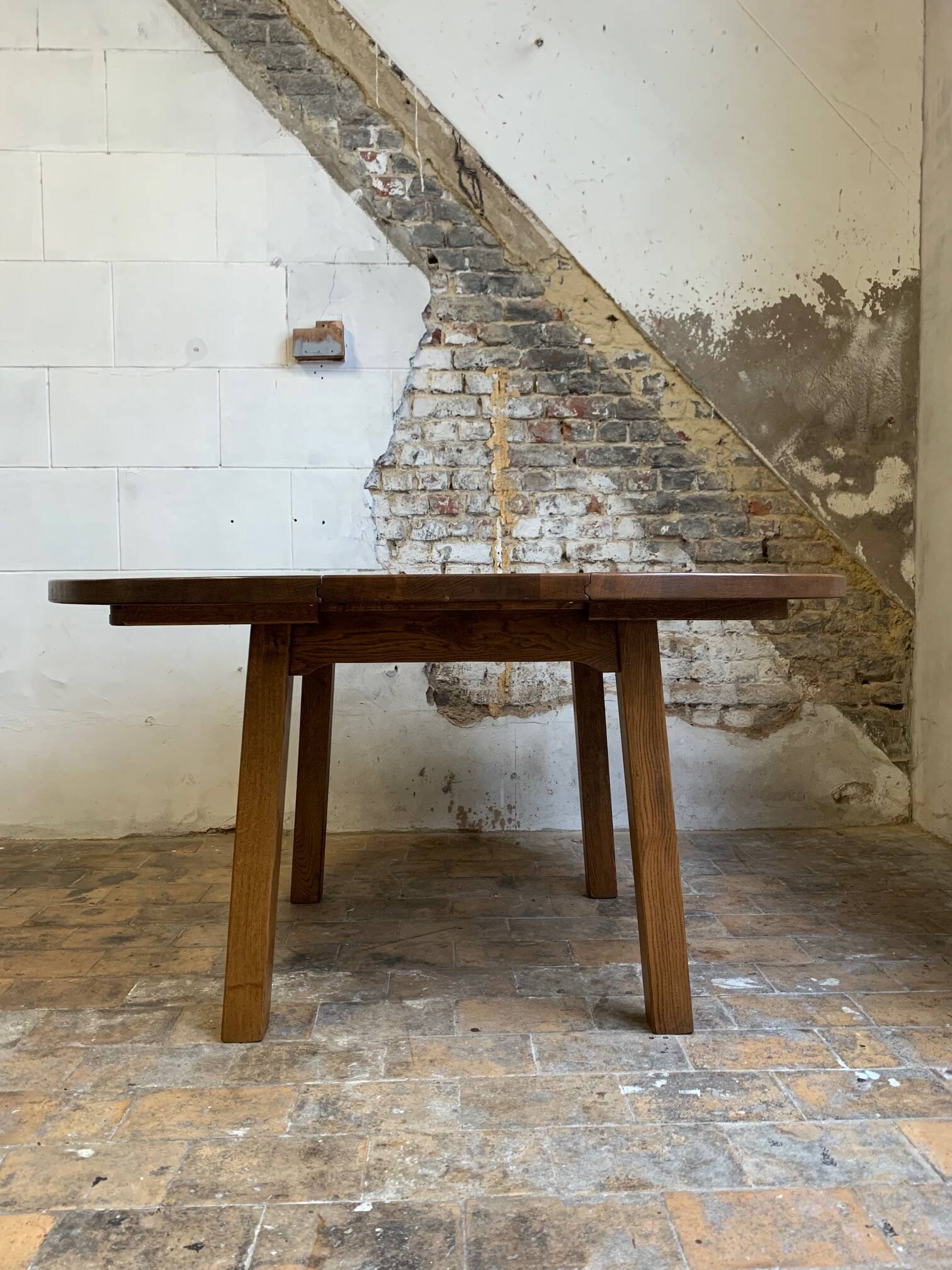 Table à manger extensible en chêne massif, des années 1950-60, style brutaliste