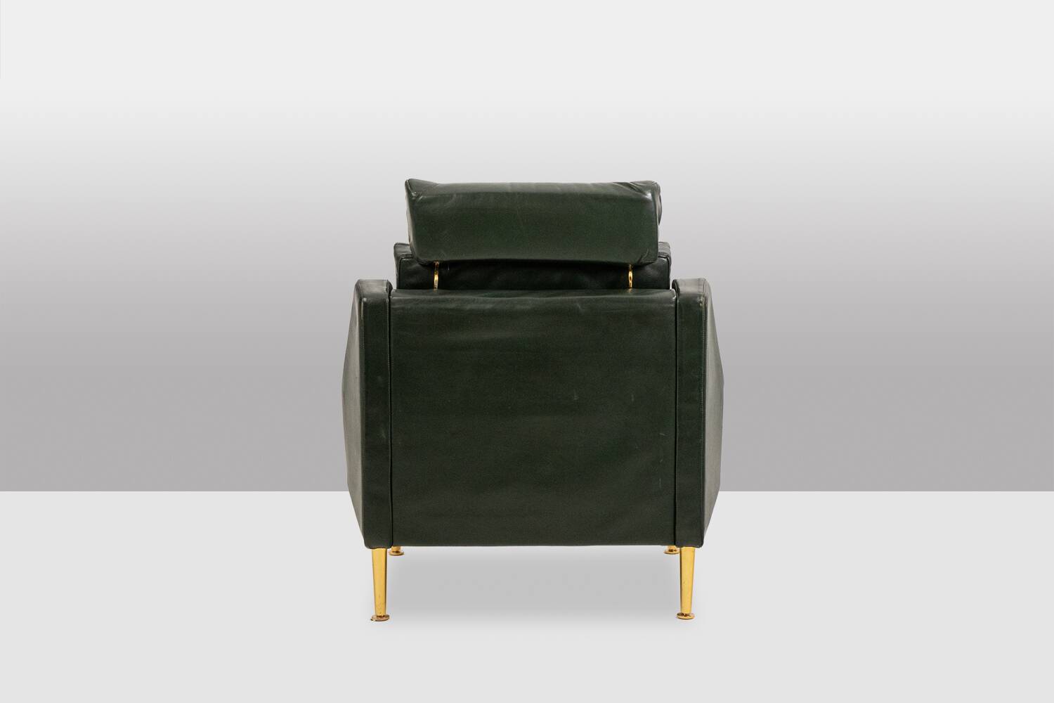 Airborne. Paire de fauteuils en cuir vert. Années 1950.