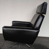 Fauteuil pivotant en skaï noir, années 1960