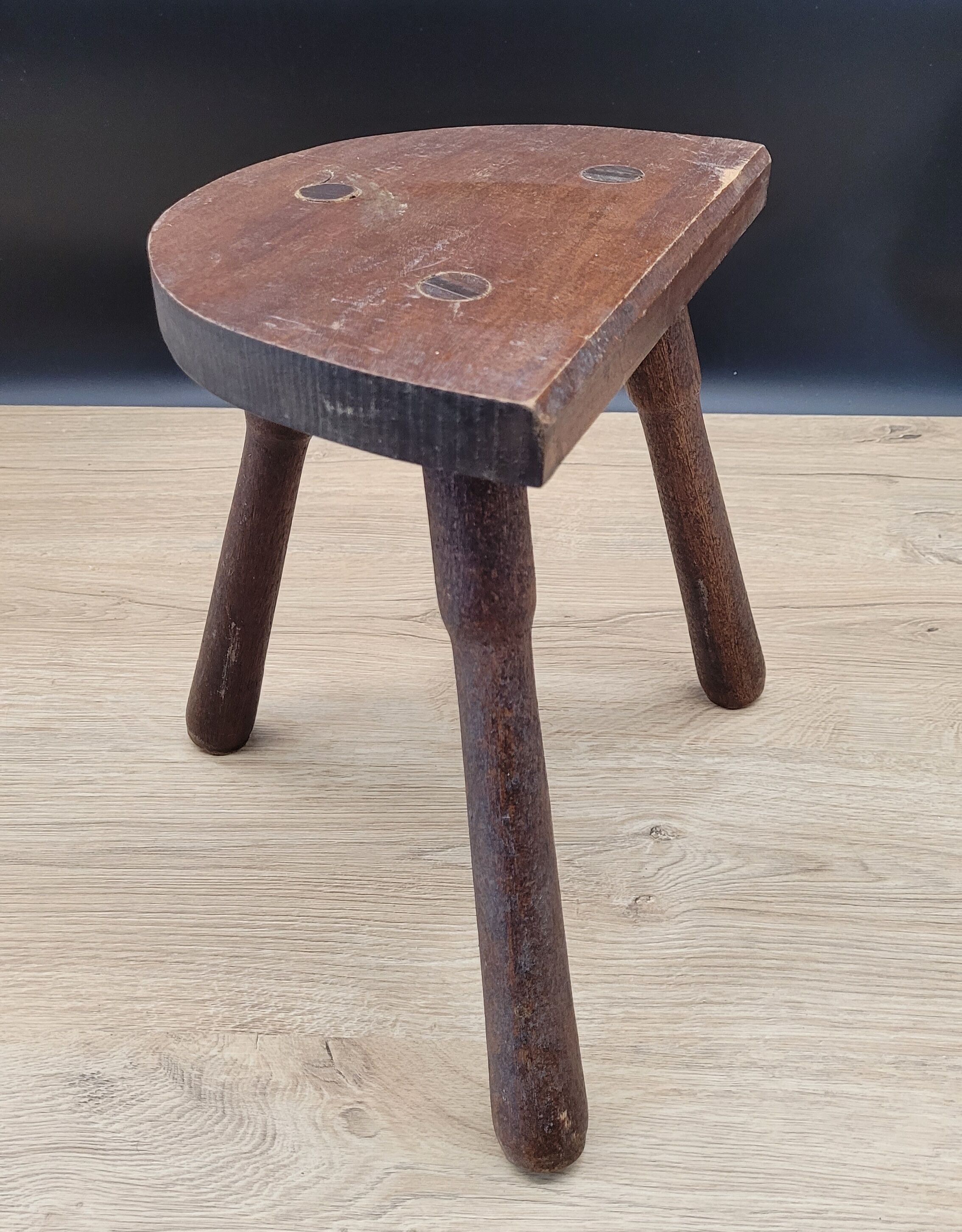 Half-round cowherd tripod stool