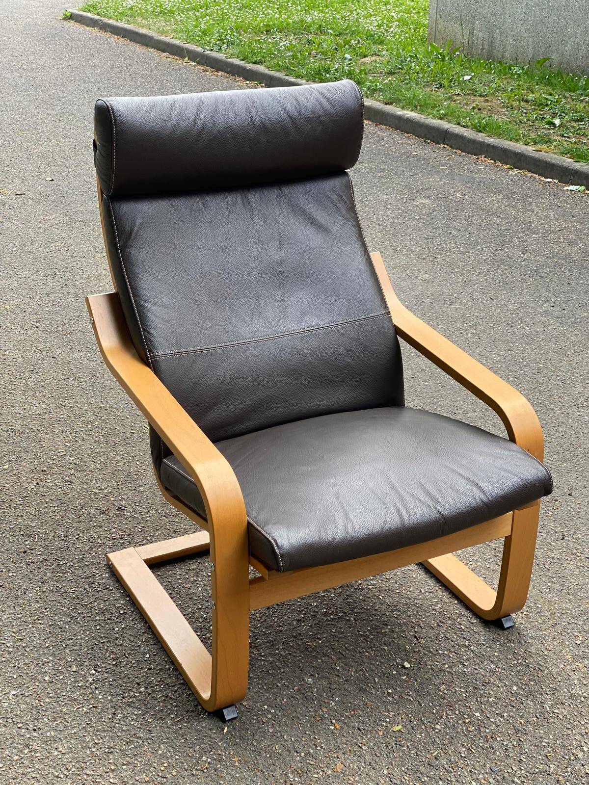 Fauteuil à bascule scandinave bois courbé et cuir marron ikea poang