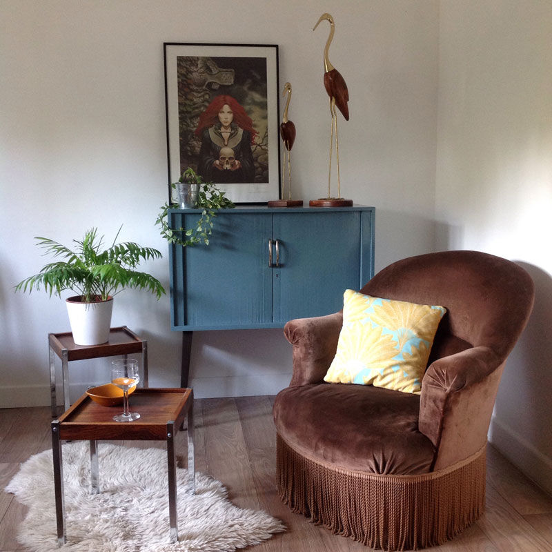 Chocolate toad armchair