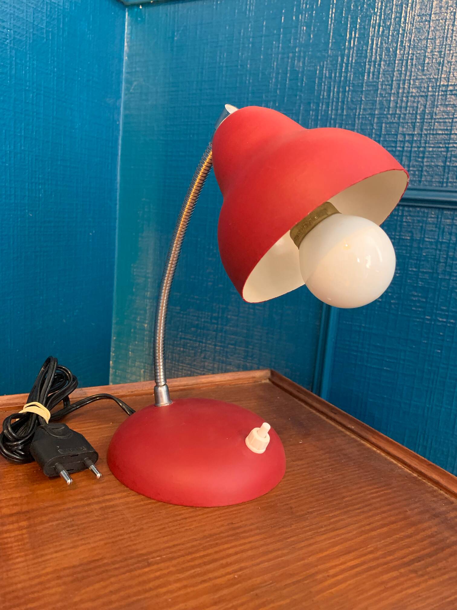 Small retro cocotte lamp from the 1950s.