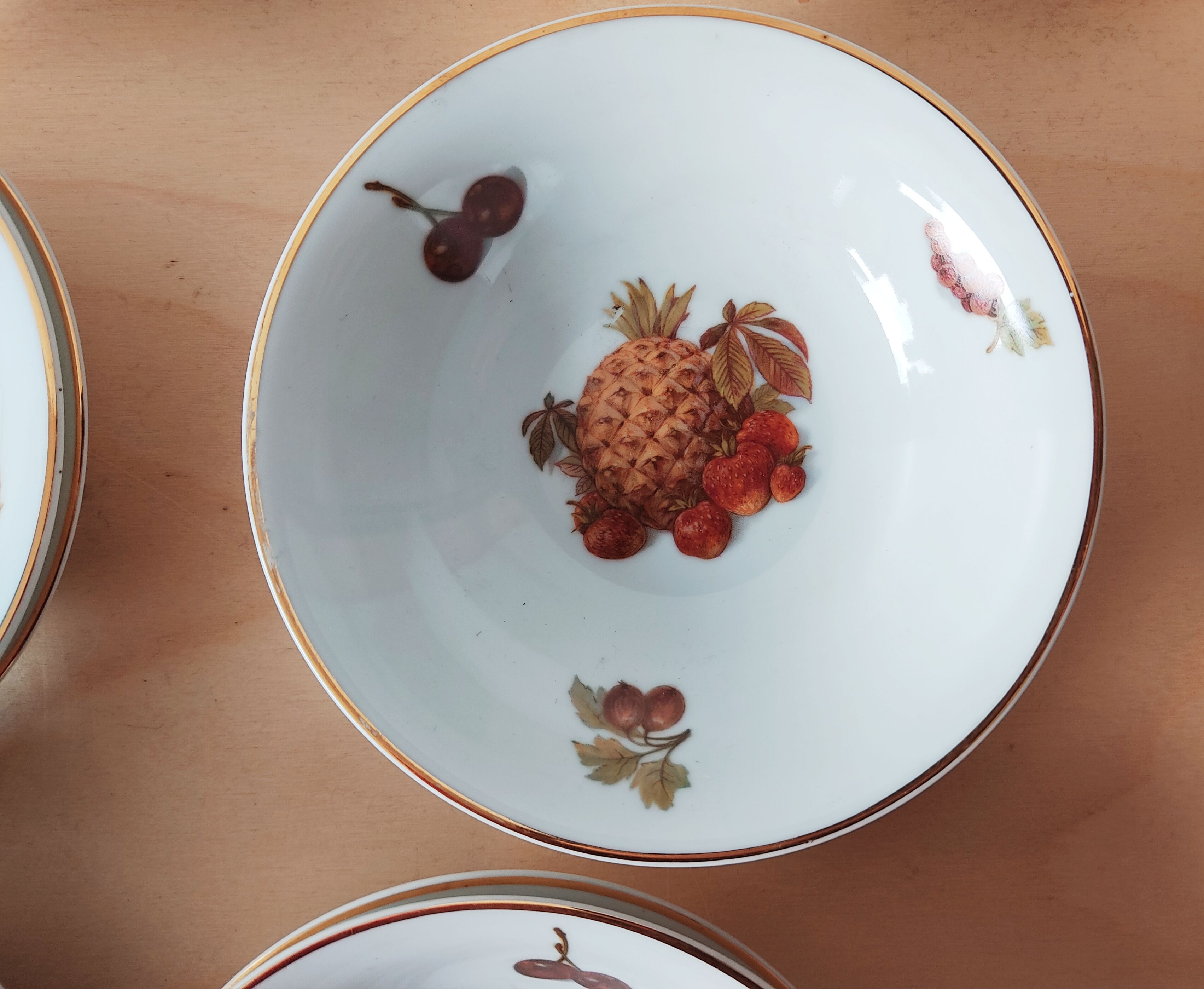 Set of 12 bowls decorated with Creartis Renaix fruit