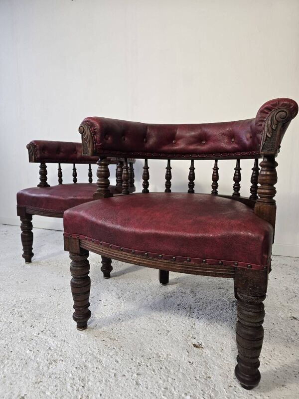 Paire de fauteuils tonneau en bois tourné et cuir bordeaux – Productio
