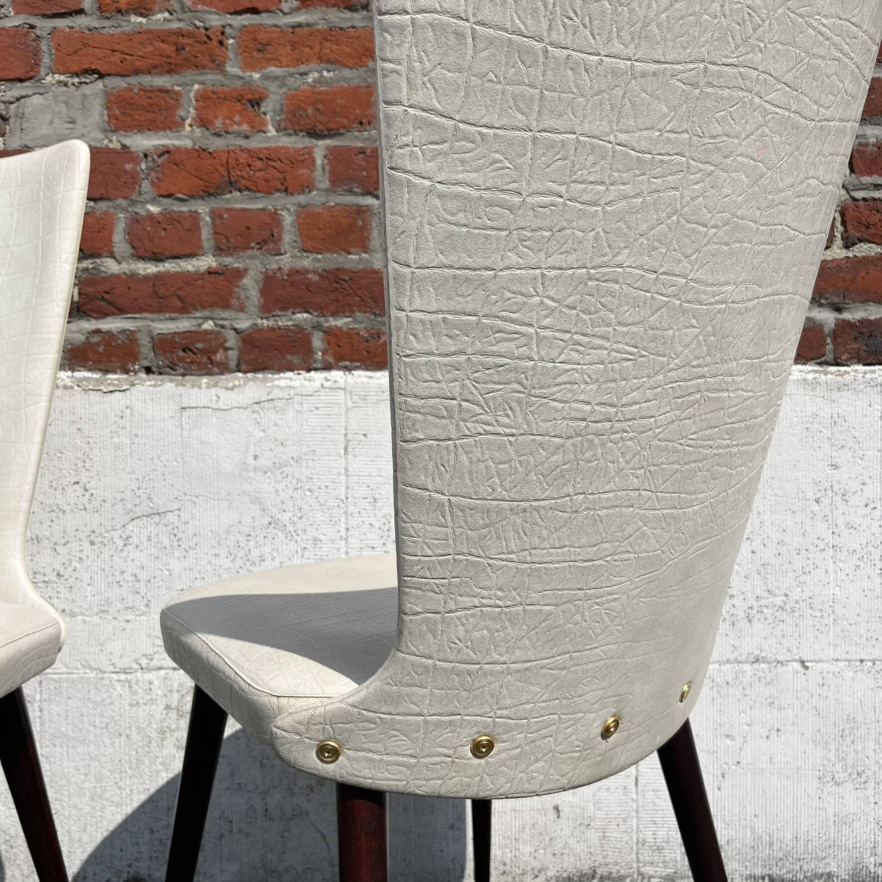 Set of 4 vintage Baumann chairs, in wood and white faux leather, model ESSOR.