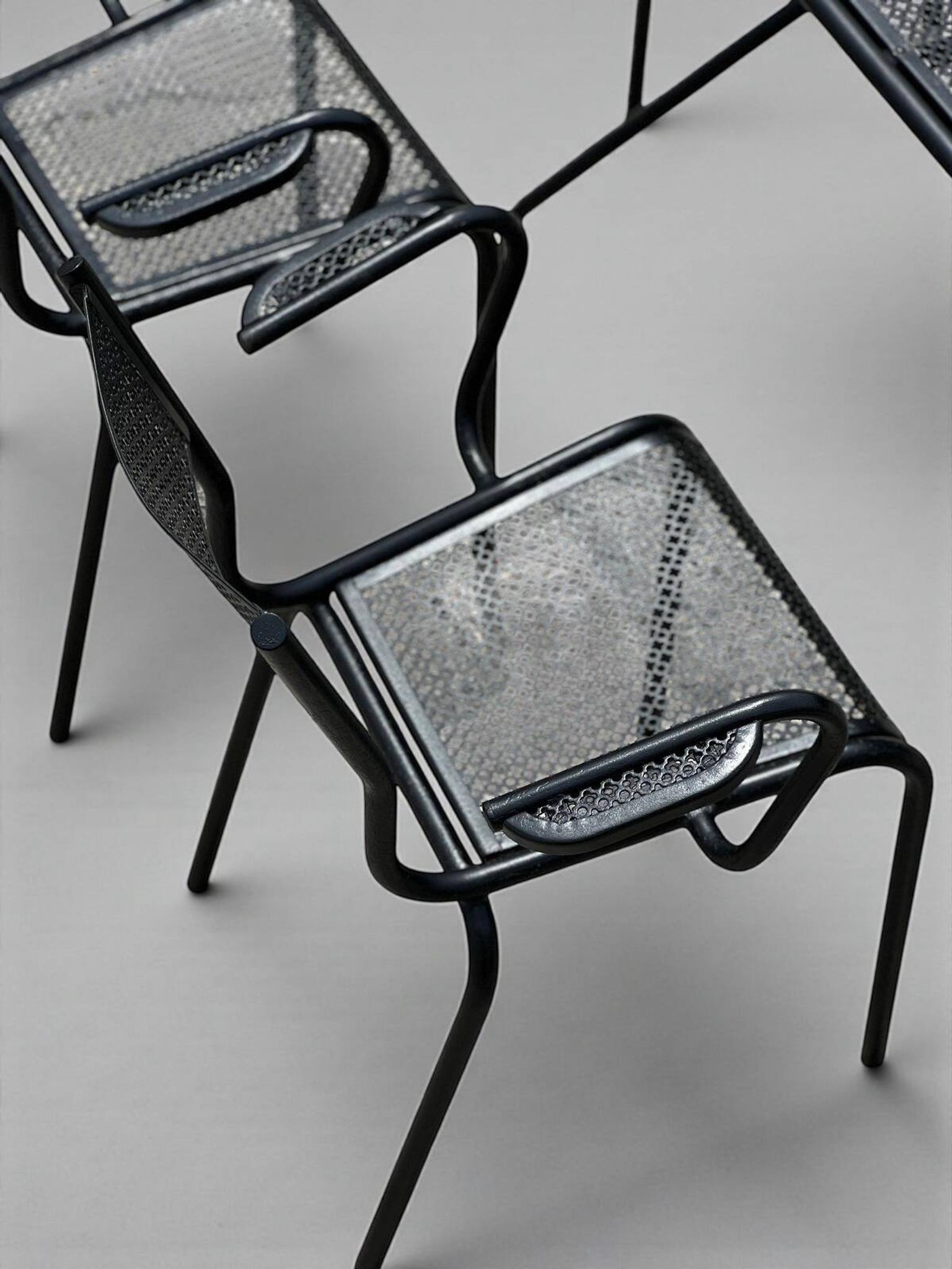 Ensemble de 6 fauteuils et table en métal perforé 1950