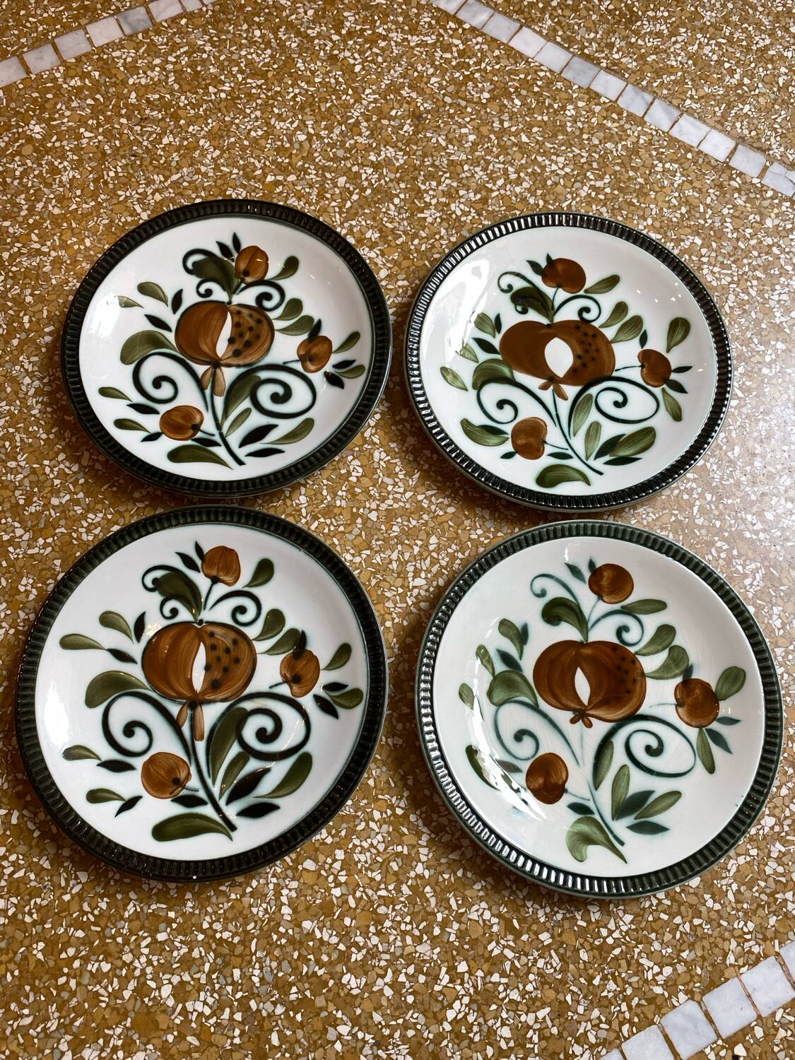 Set of 4 Argenteuil Boch Frères dinner plates