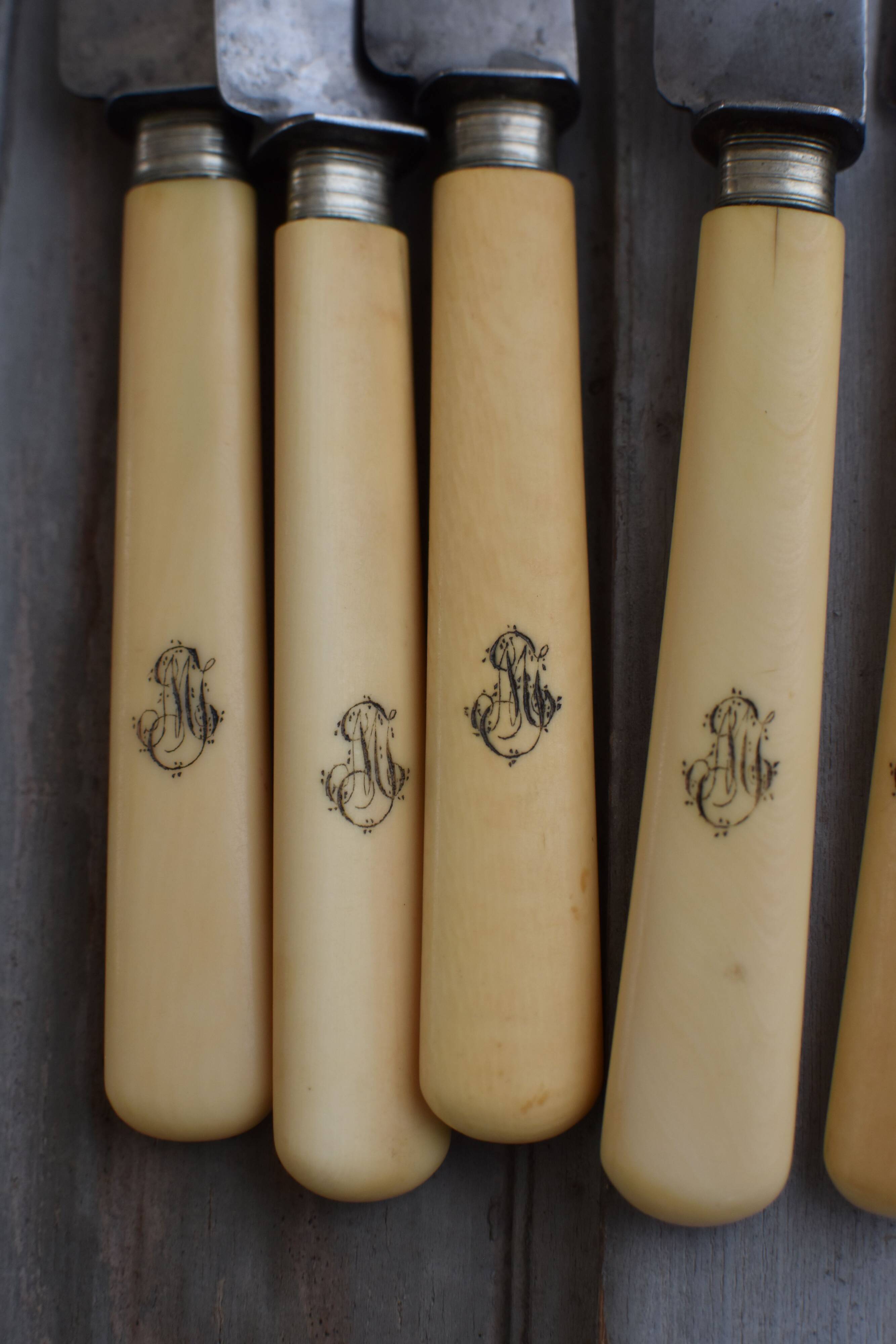 Set of 6 knives with monograms