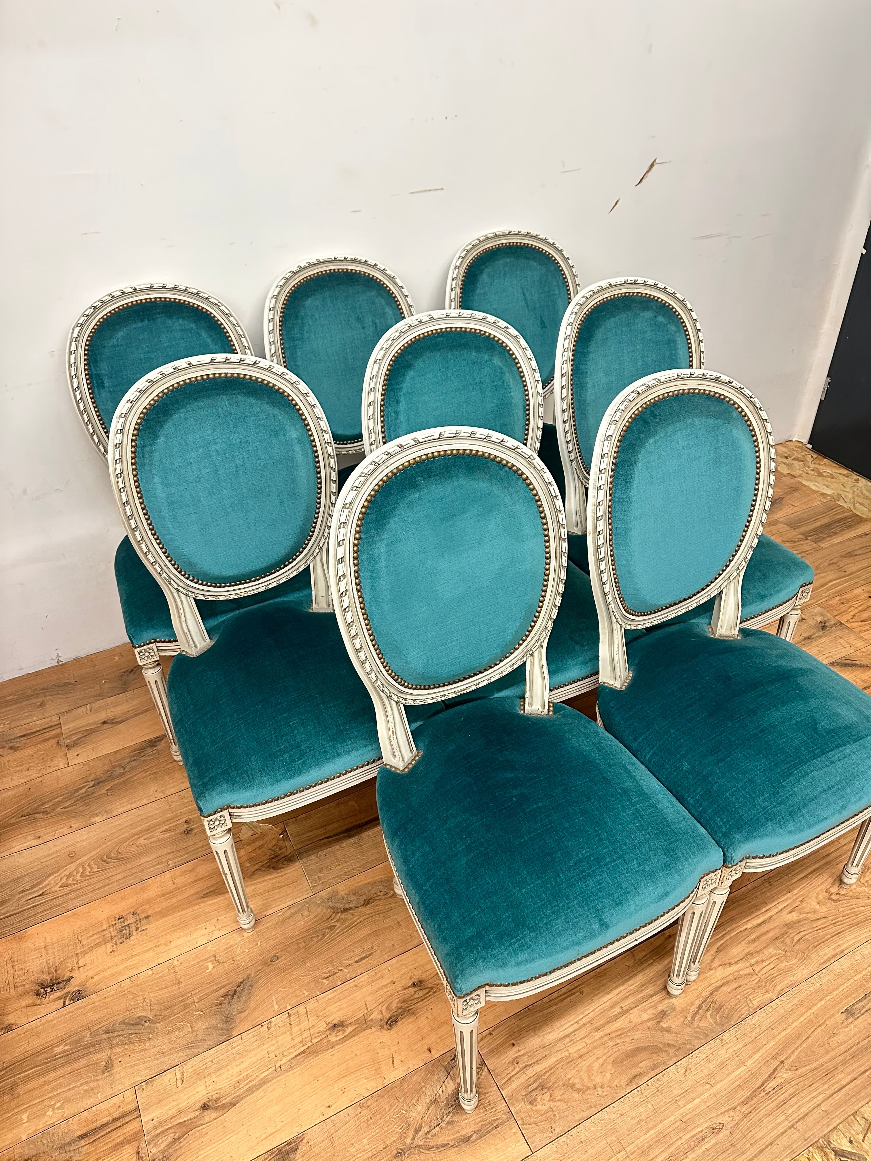 8 chaises à médaillon de style Louis XVI