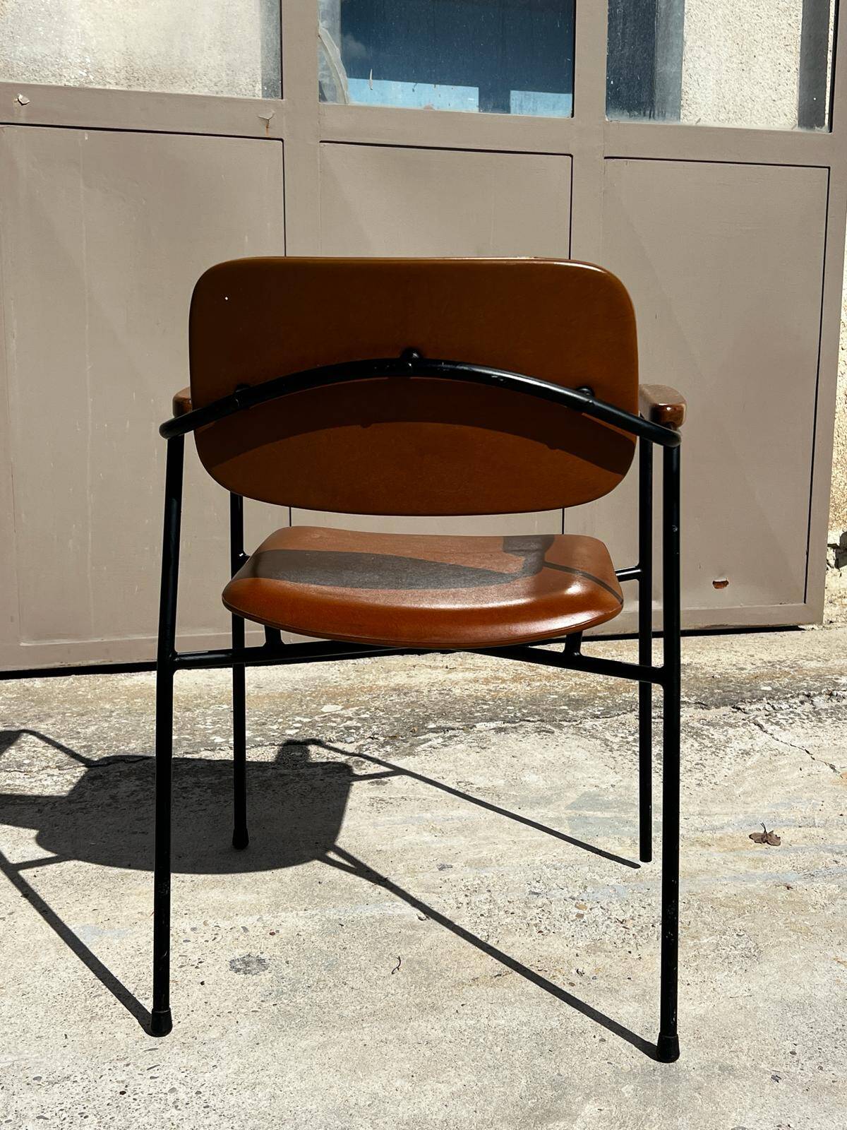 Fauteuil en métal, chêne et simili cuir vintage 1950