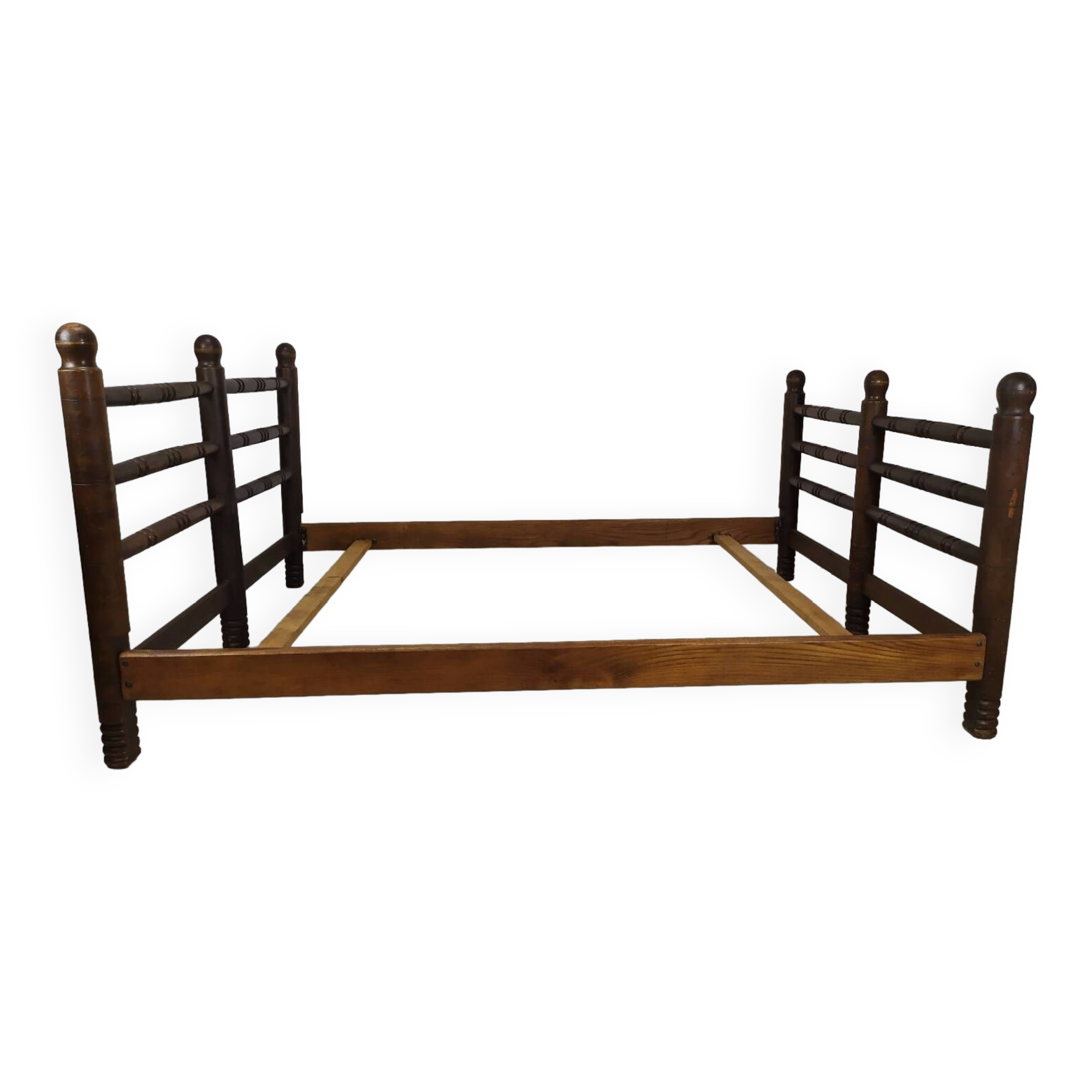 Lit brutaliste art déco