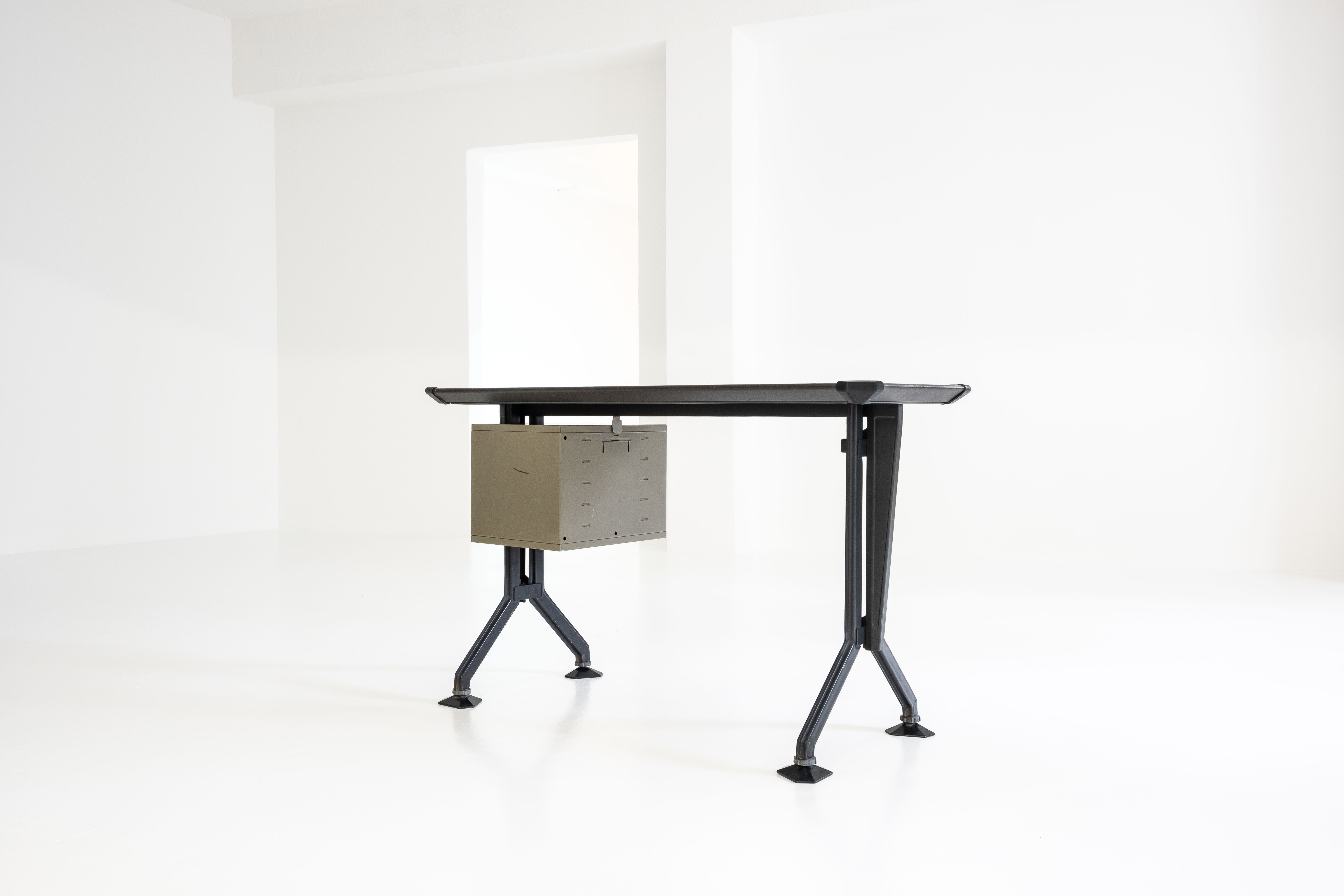 ARCO Side Desk (Arredamenti Metallici Serie "ARCO") by B.B.P.R. Studio for Olivetti, 1963