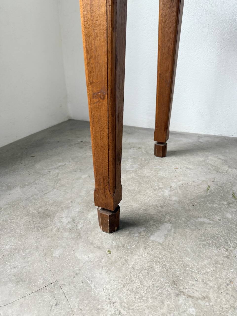 Extendable farmhouse table in oak