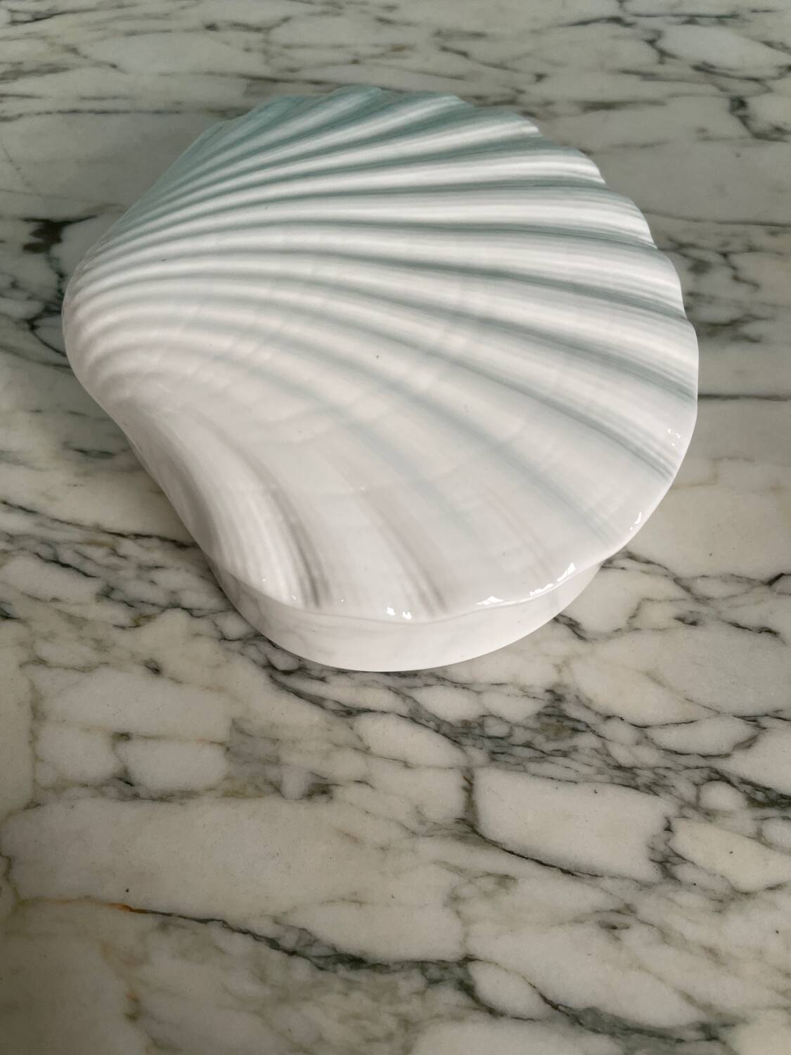 Heinrich white porcelain shell box