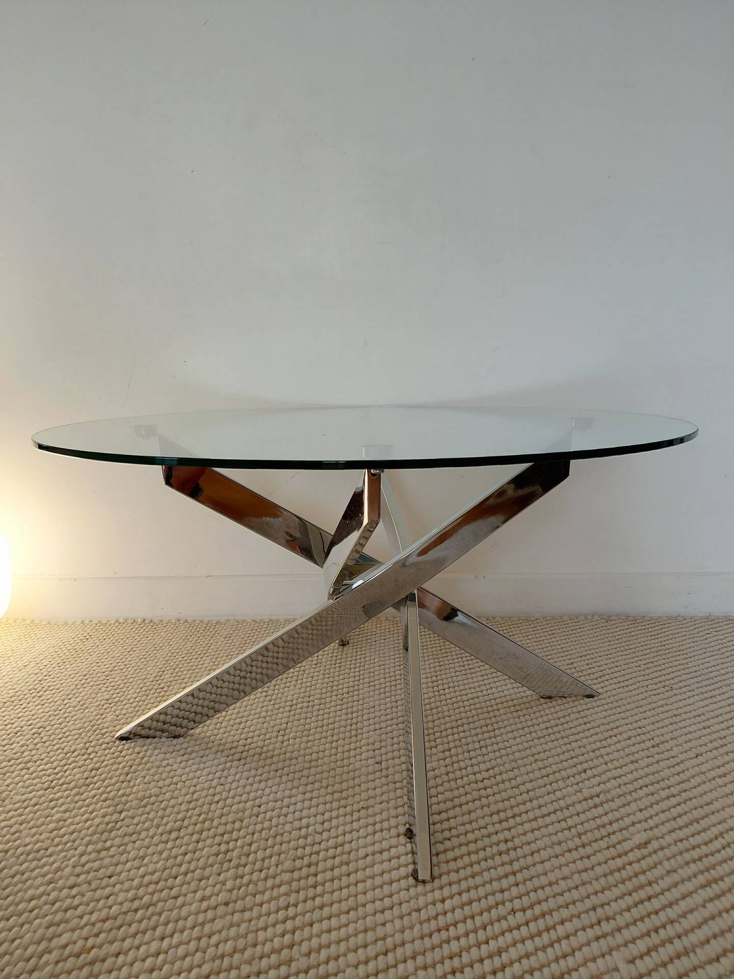Table basse ronde Space Age acier chromé, verre, piètement hélice 70s