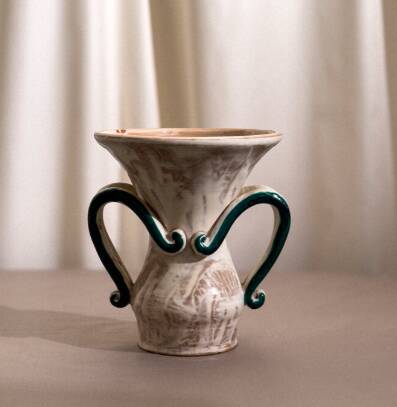 Vase bicolore à anses en accolade par Jean Austruy