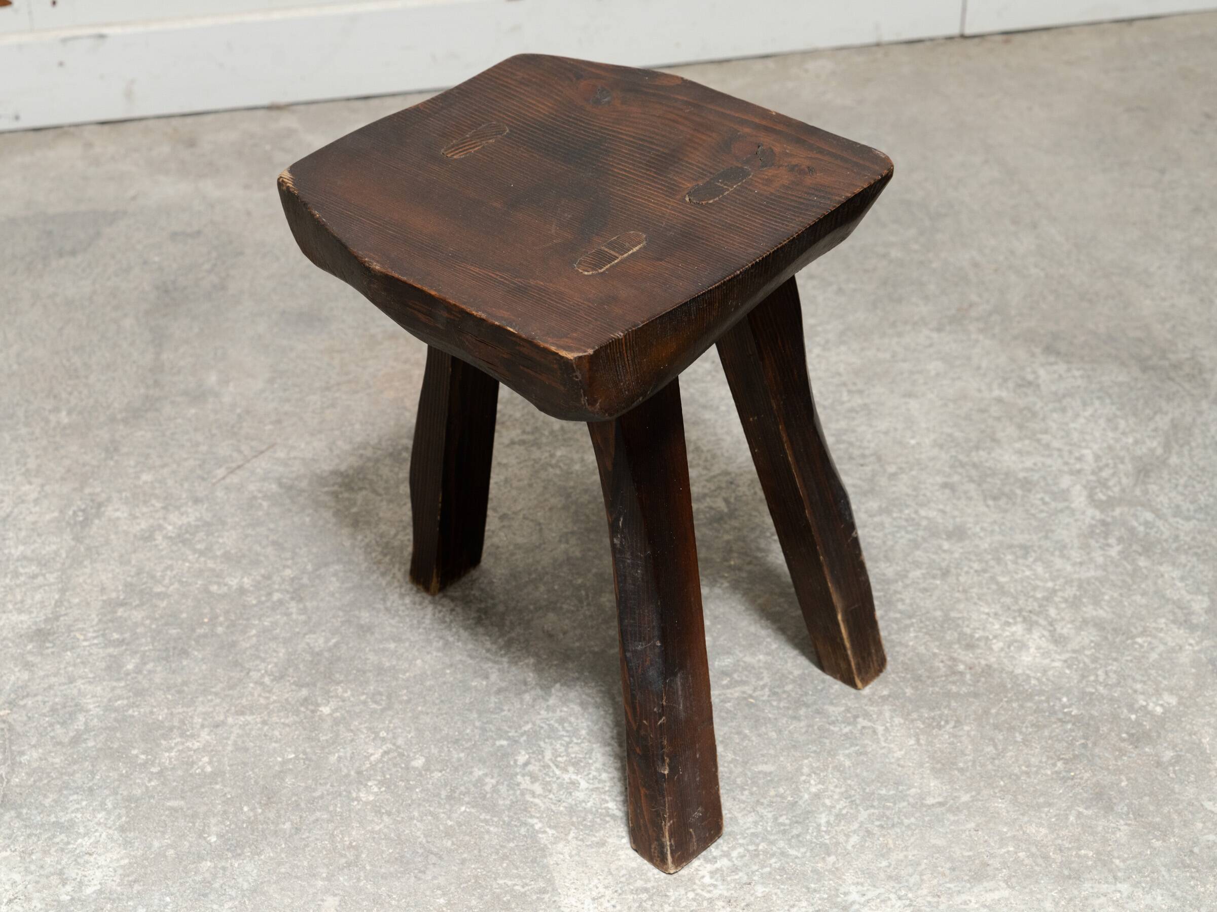 Ensemble table basse et tabourets brutaliste en pin noirci 1960