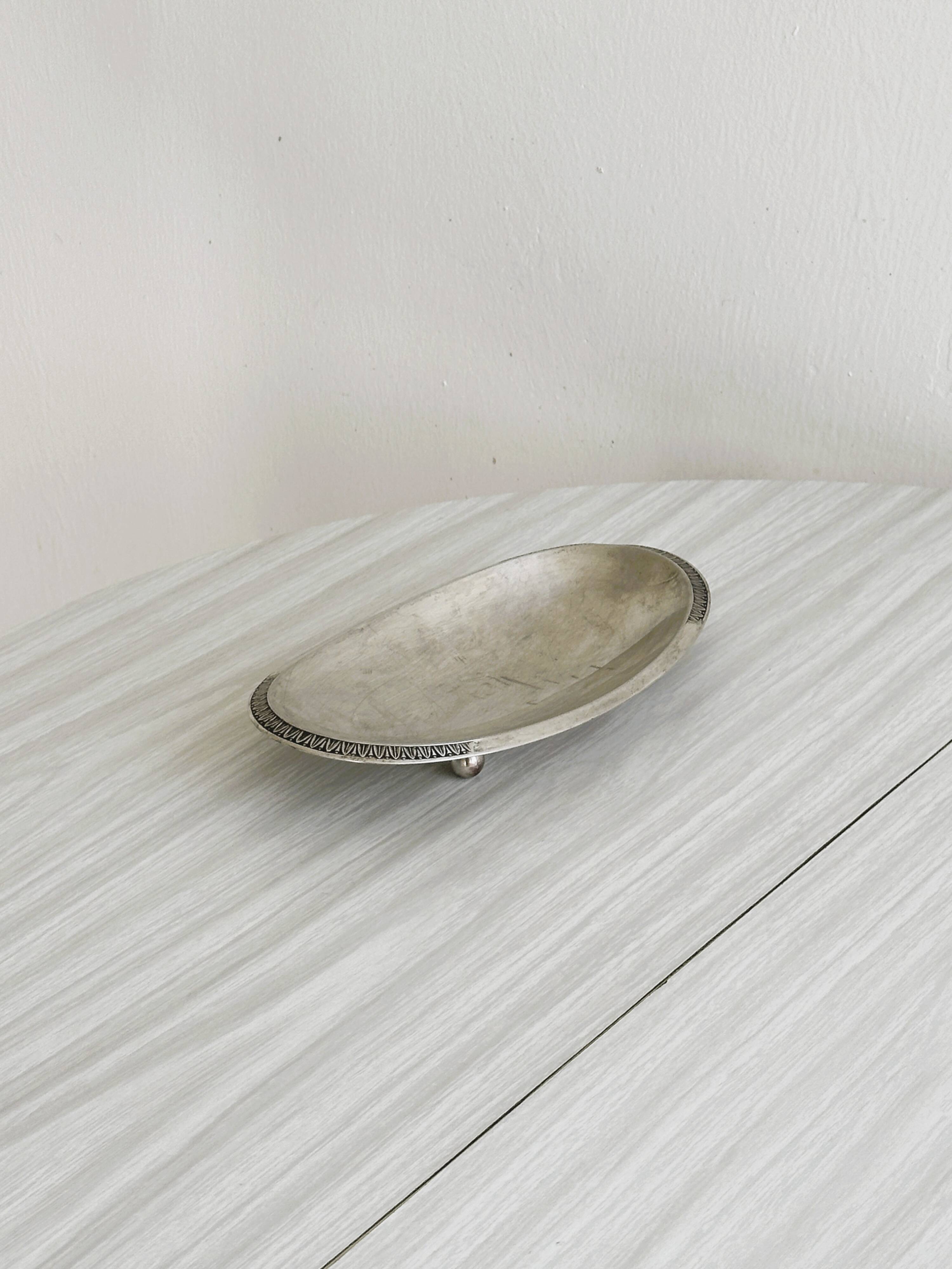 Silver-plated metal empty pocket on ball feet