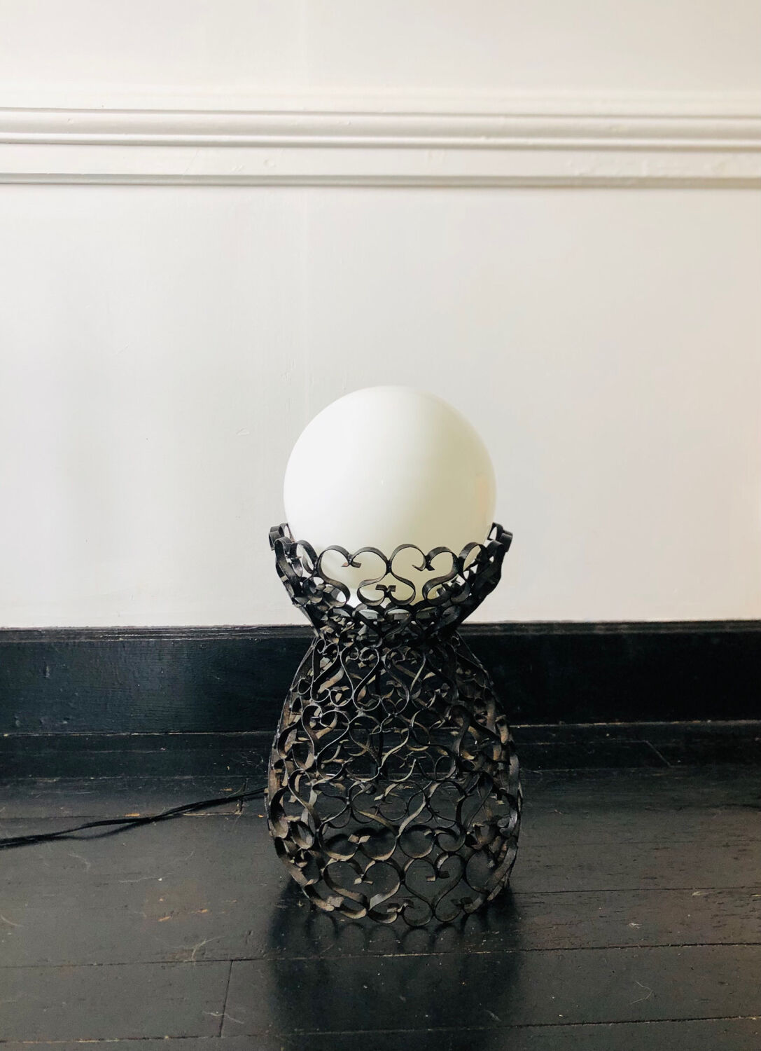 Lampe en fer forgé noir et globe en verre blanc
