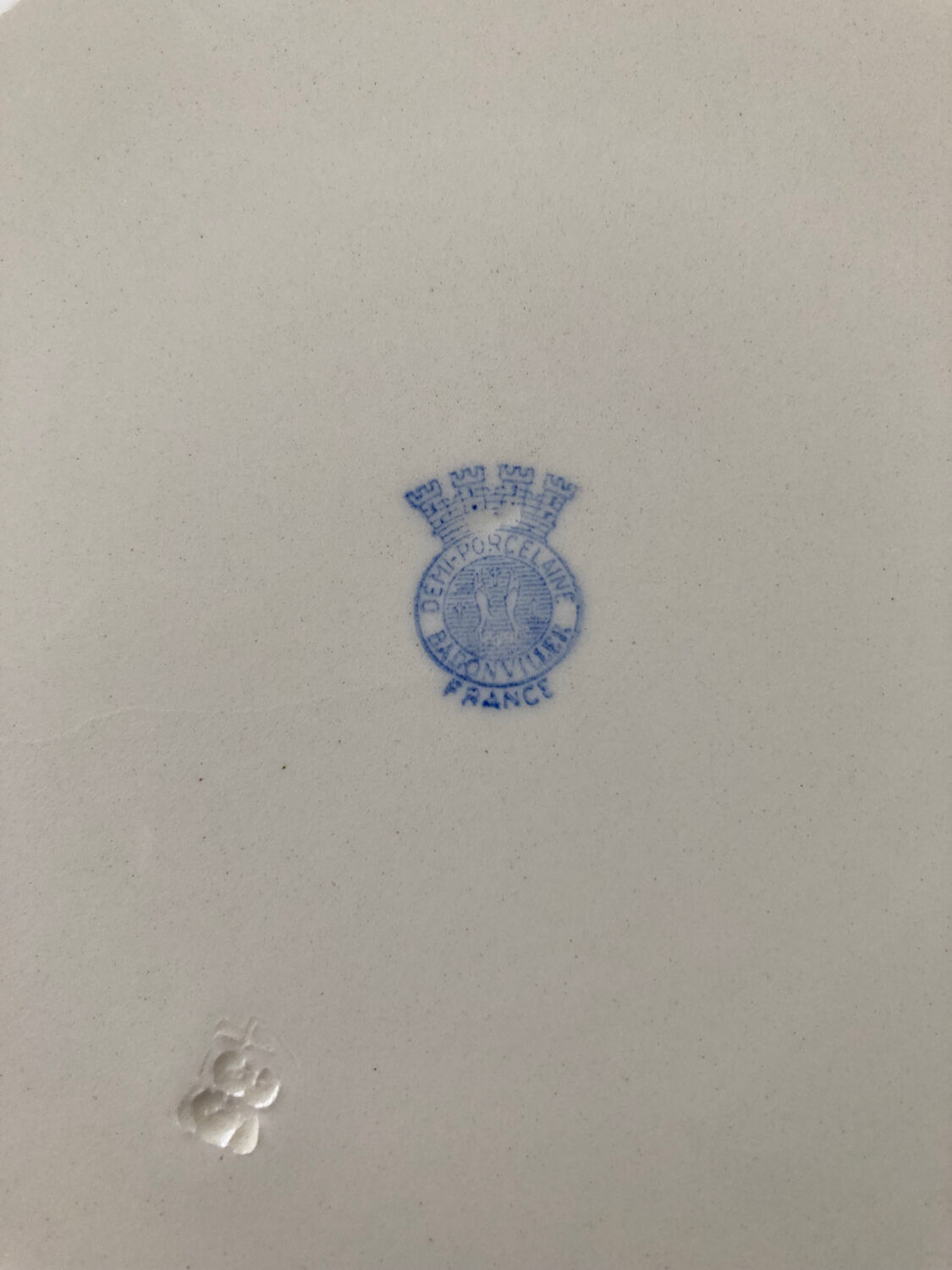 Antique Badonvillier round dish, red and blue intersecting lines