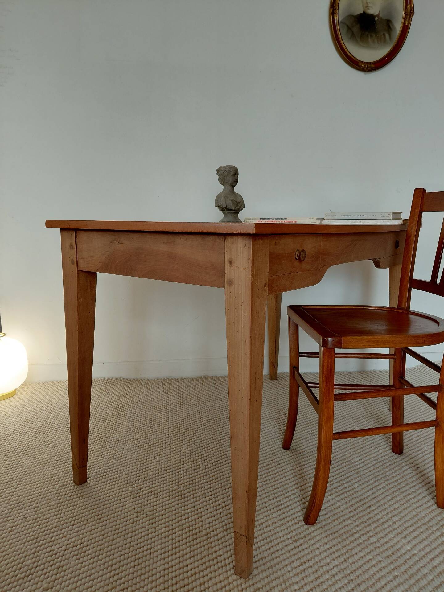 Bureau ancien à double tiroir, pieds gainés, XIXème
