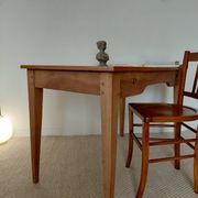Bureau ancien à double tiroir, pieds gainés, XIXème