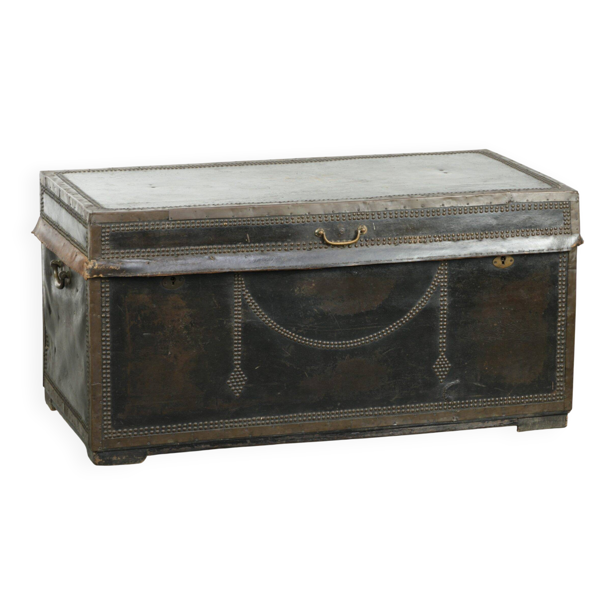 Coffre chinois ancien du 19ème siècle avec une belle patine.