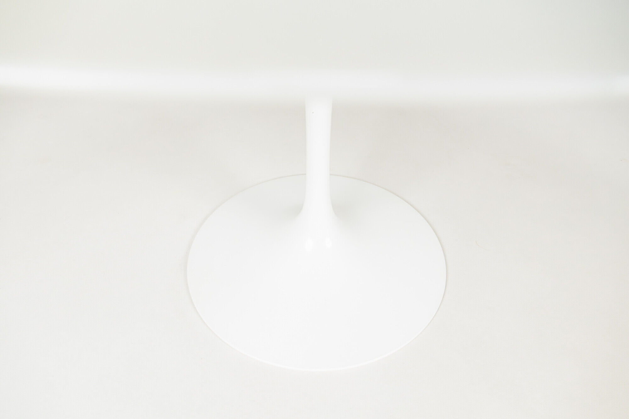 Round marble Tulip dining table by Eero Saarinen, 2000s