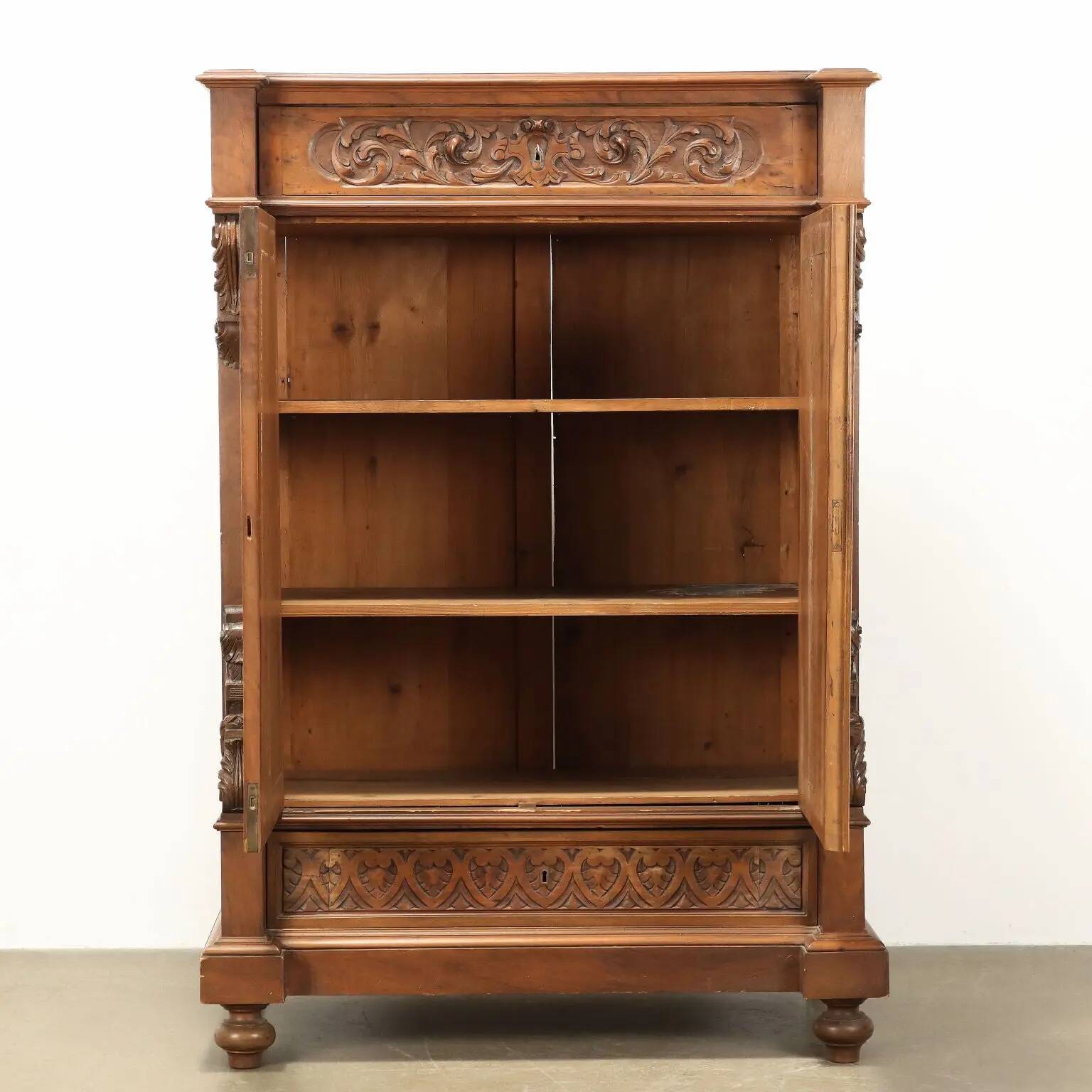 Antique neo-Renaissance walnut buffet, Italy, 19th century