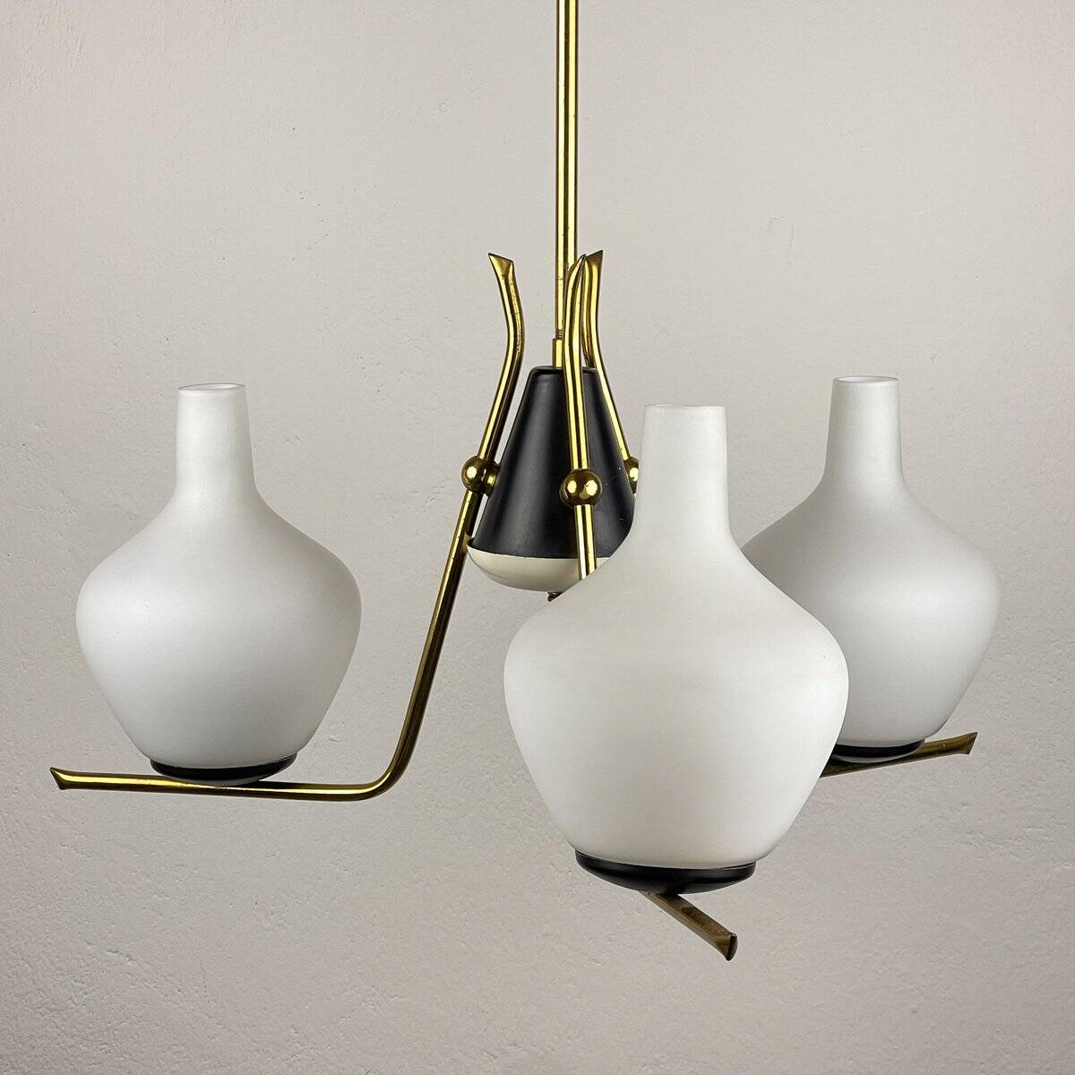 Modern Italian chandelier from the mid-century Stilnovo, 1950s.