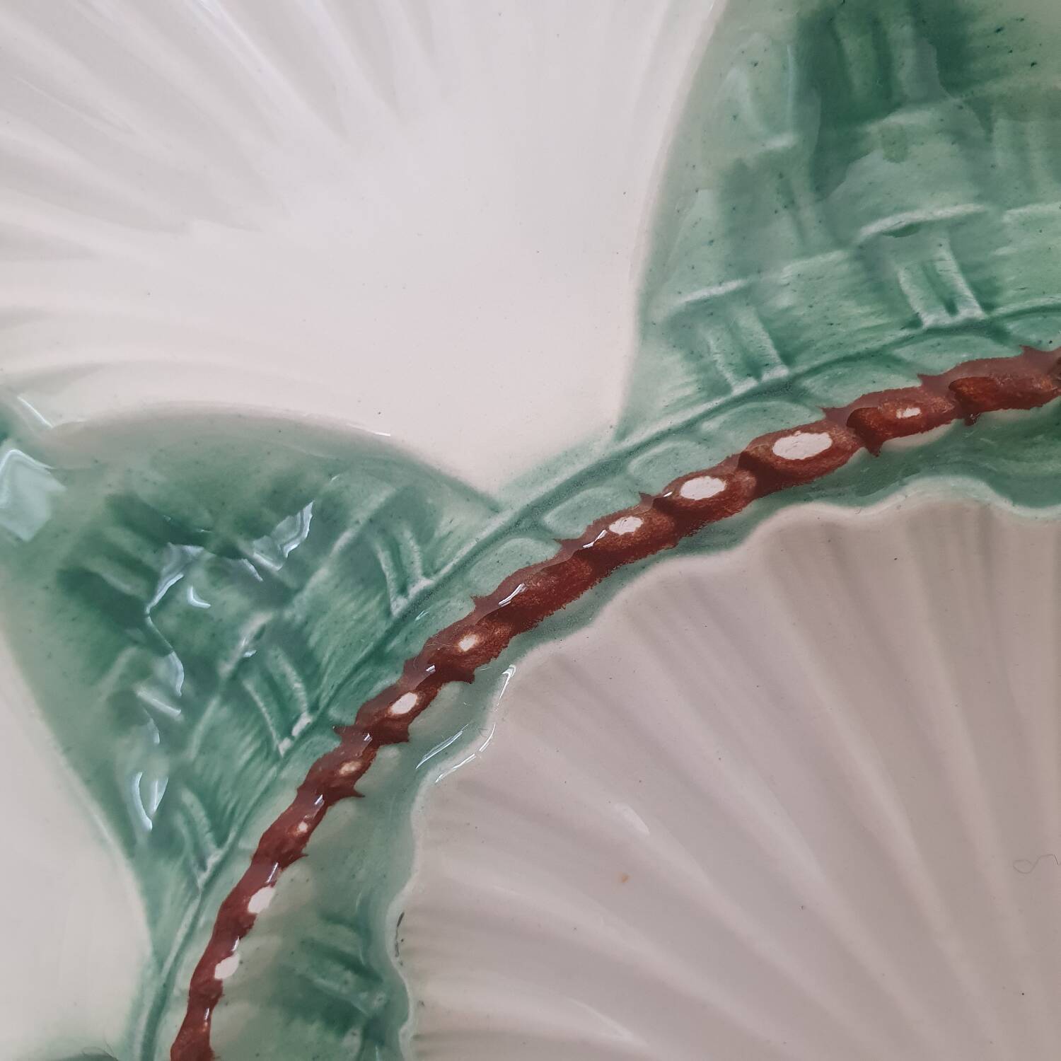 Ceramic scallop serving dish / Barbotine