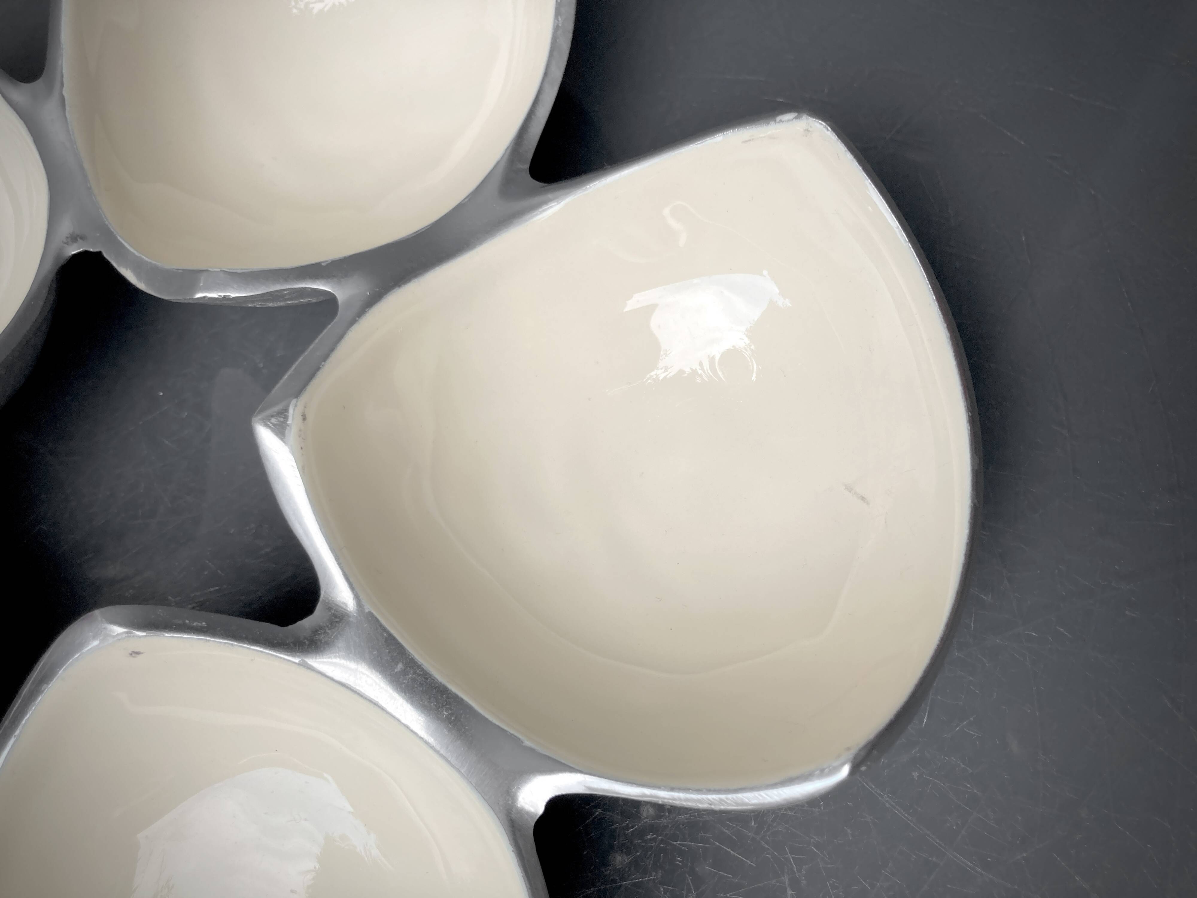 Ensemble de plats compartimentés en Inox Massif et émail écru