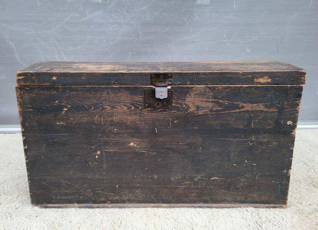 Pine trunk with blackened wood patina