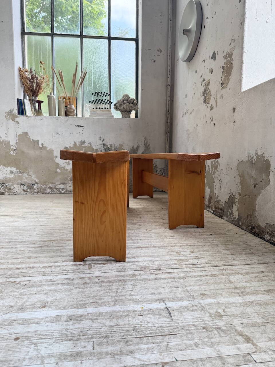 Paire de bancs en pin Charlotte Perriand Les arcs