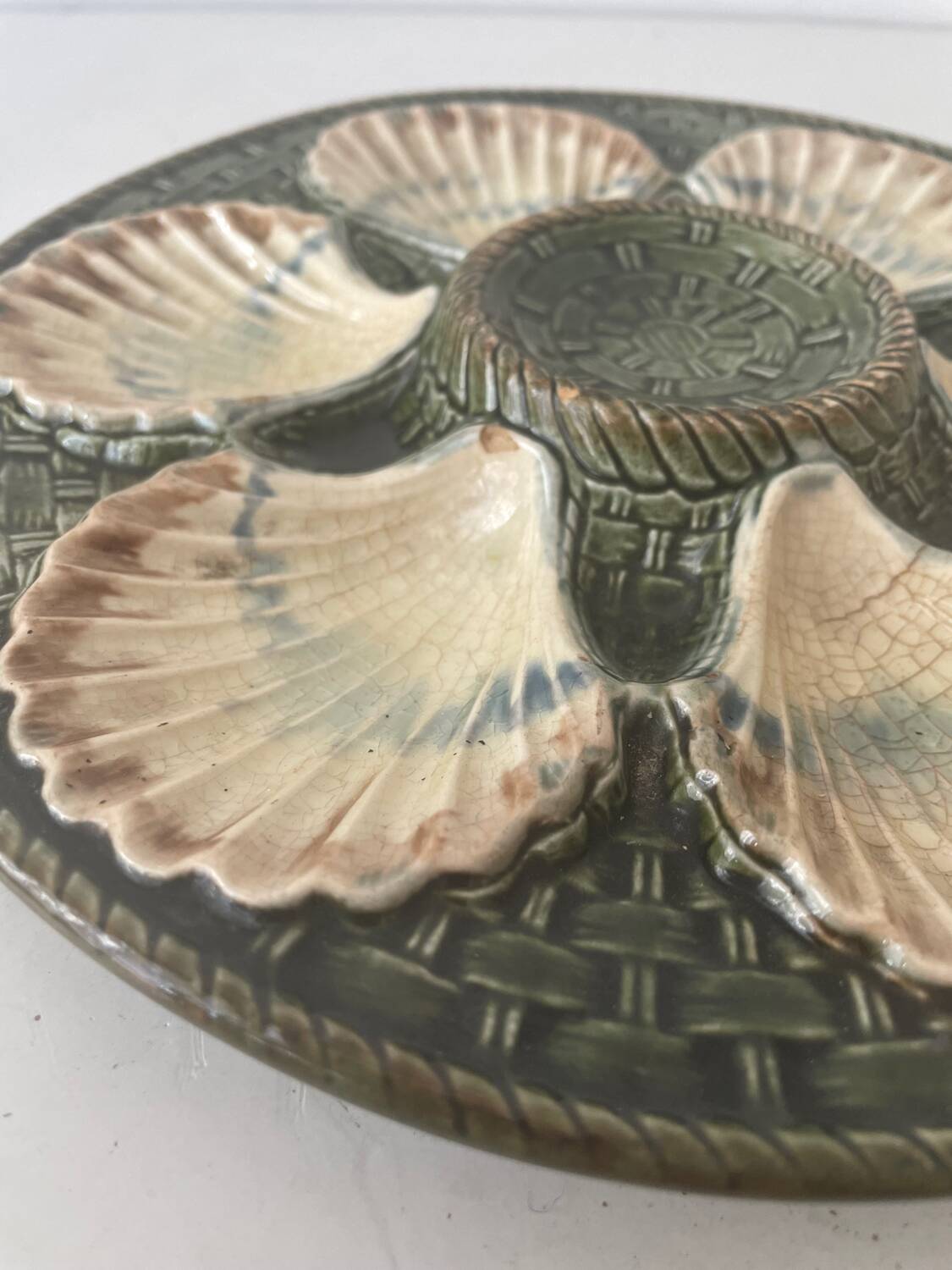 Barbotine oyster plate