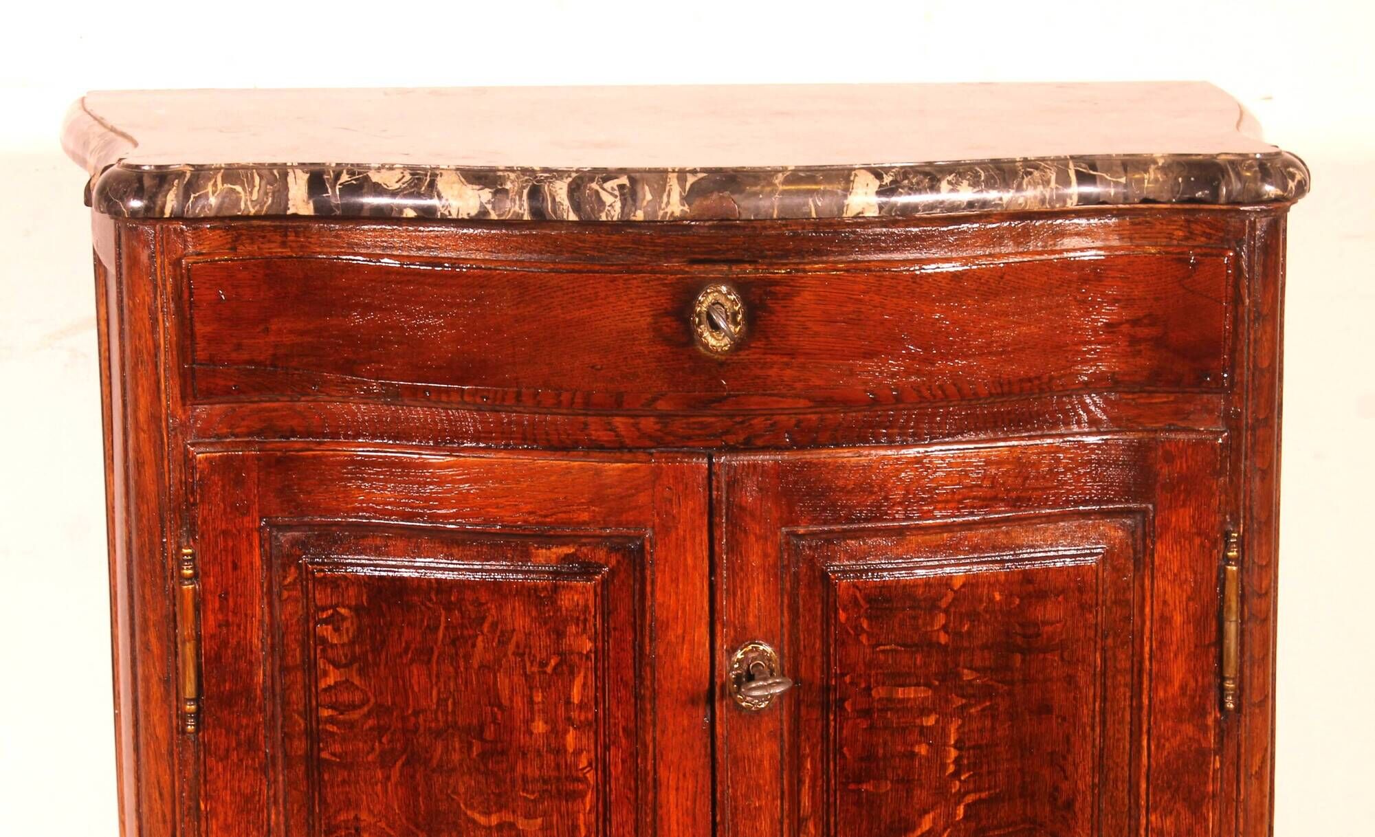 Superb Louis XV style buffet from the 18th century in oak.