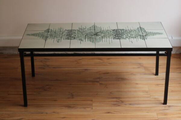 Table basse vintage en métal laqué noir avec plateau en carreaux de céramique