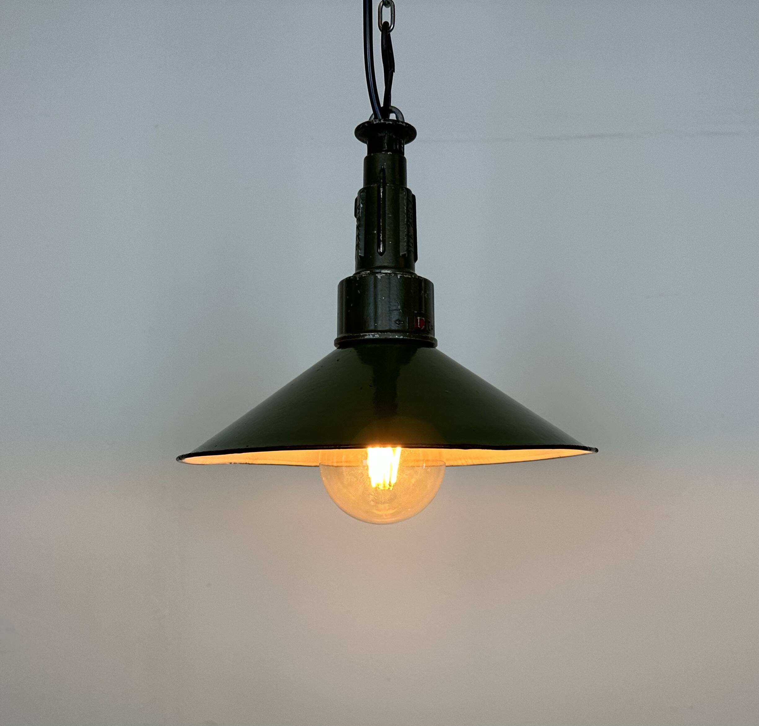 Industrial green enamel military pendant lamp with cast aluminium top, 1960s