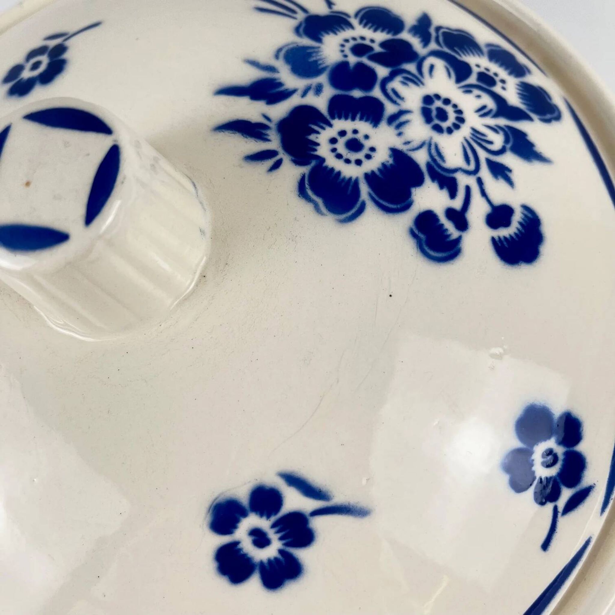 Half-porcelain soup tureen from Badonviller, blue flower pattern, early 20th century.