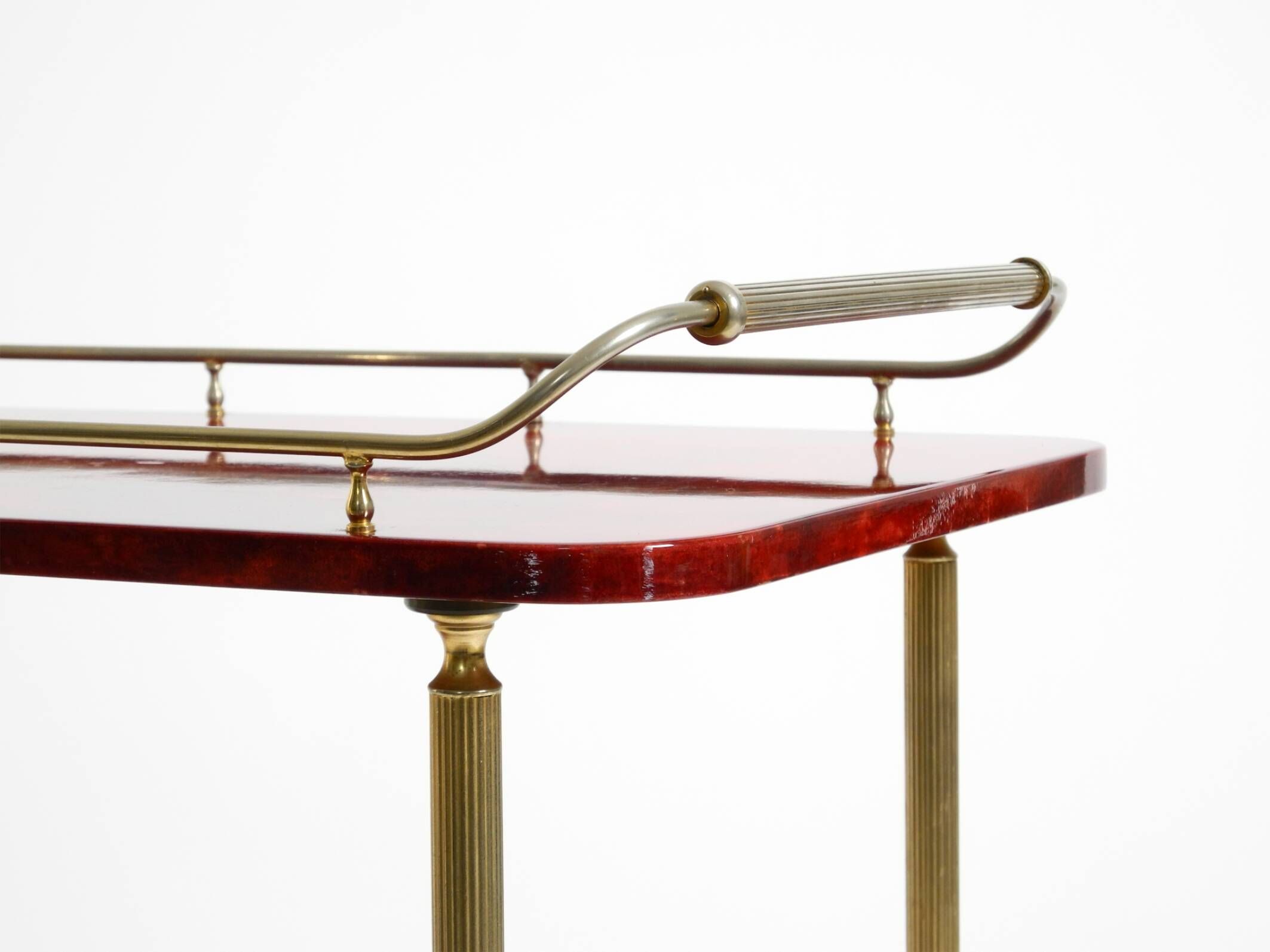 Superbe grand chariot de service en peau de chèvre rouge Aldo Tura des années 1960 | Fabriqué en Italie