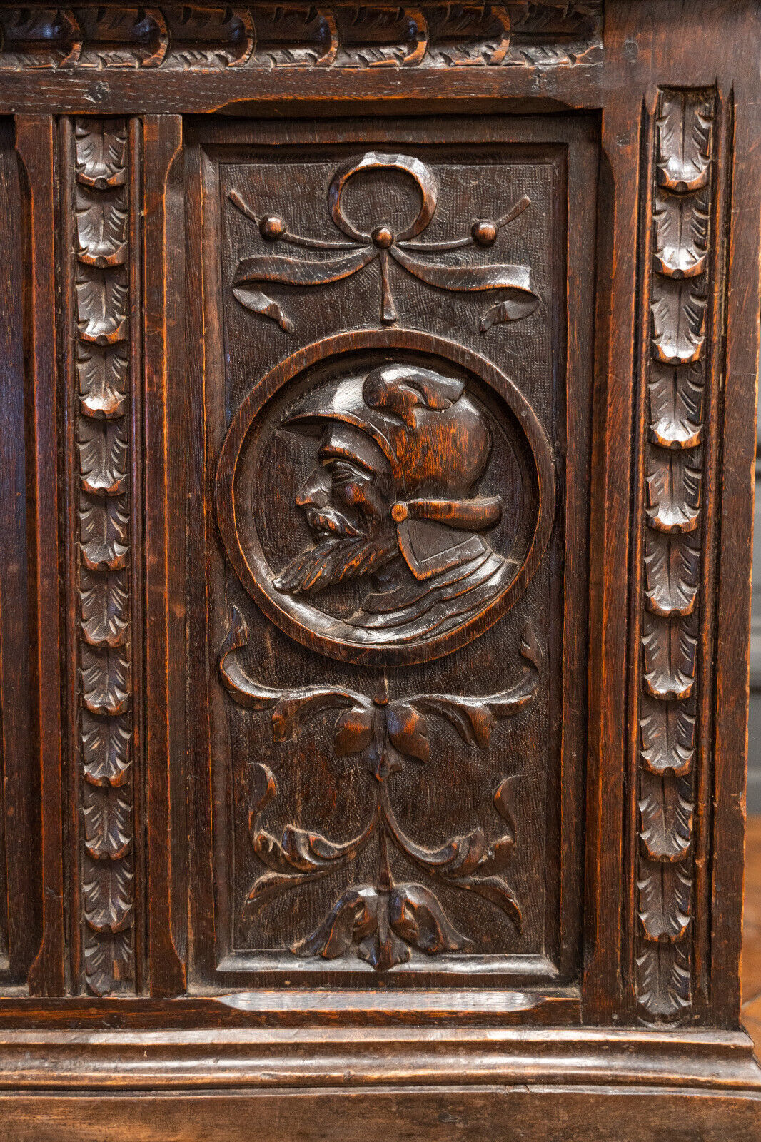 Coffre néogothique 3 panneaux décor Renaissance début XXe