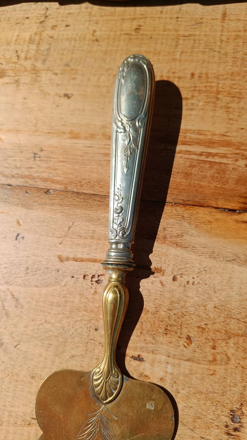 Old cake or pie server