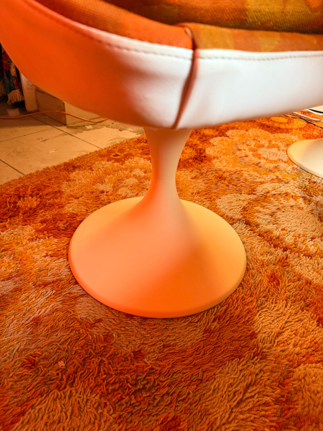 Table and tulip leg chair, vintage space age from the 70s.