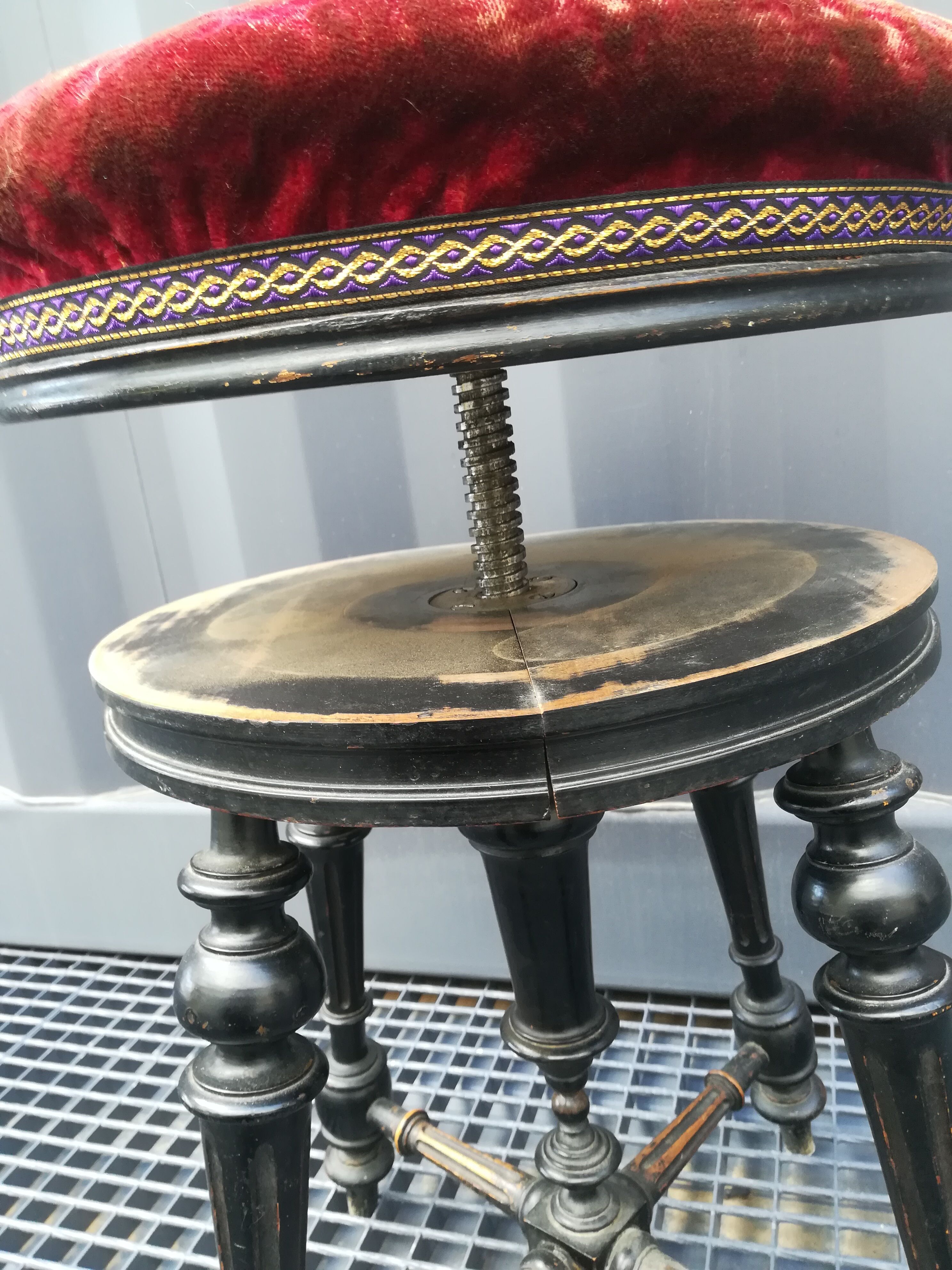 Adjustable piano stool