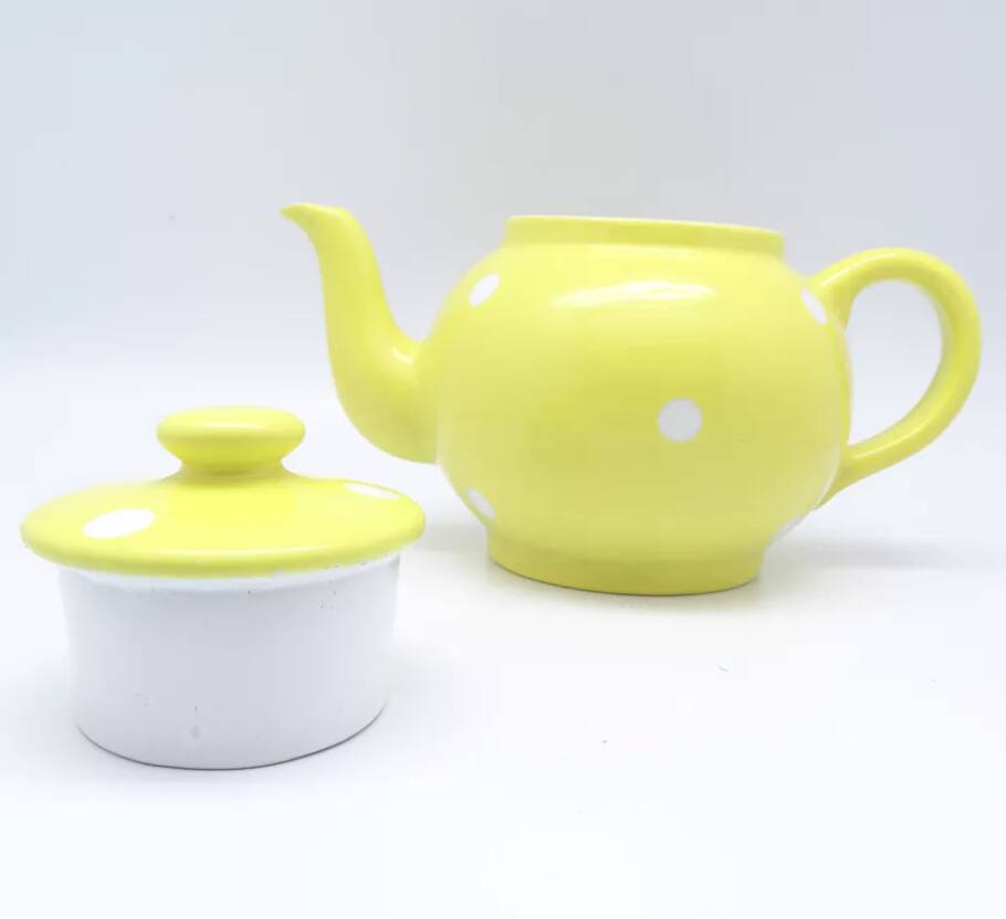 Théière vintage en porcelaine jaune à pois blancs
