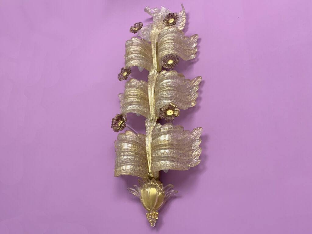 Trio / Ensemble de 3 appliques "Grand Hotel" par Barovier & Toso, Murano, Italie, années 1950. Verre vénitien avec de la poussière d'or et des fleurs en verre violet.