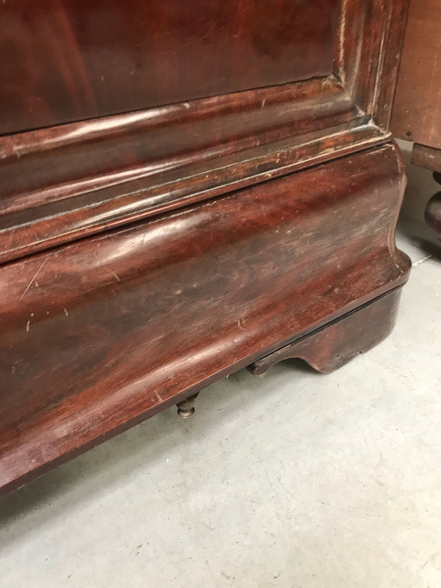 Commode à trois tiroir dessus marbre gris, de style second empire